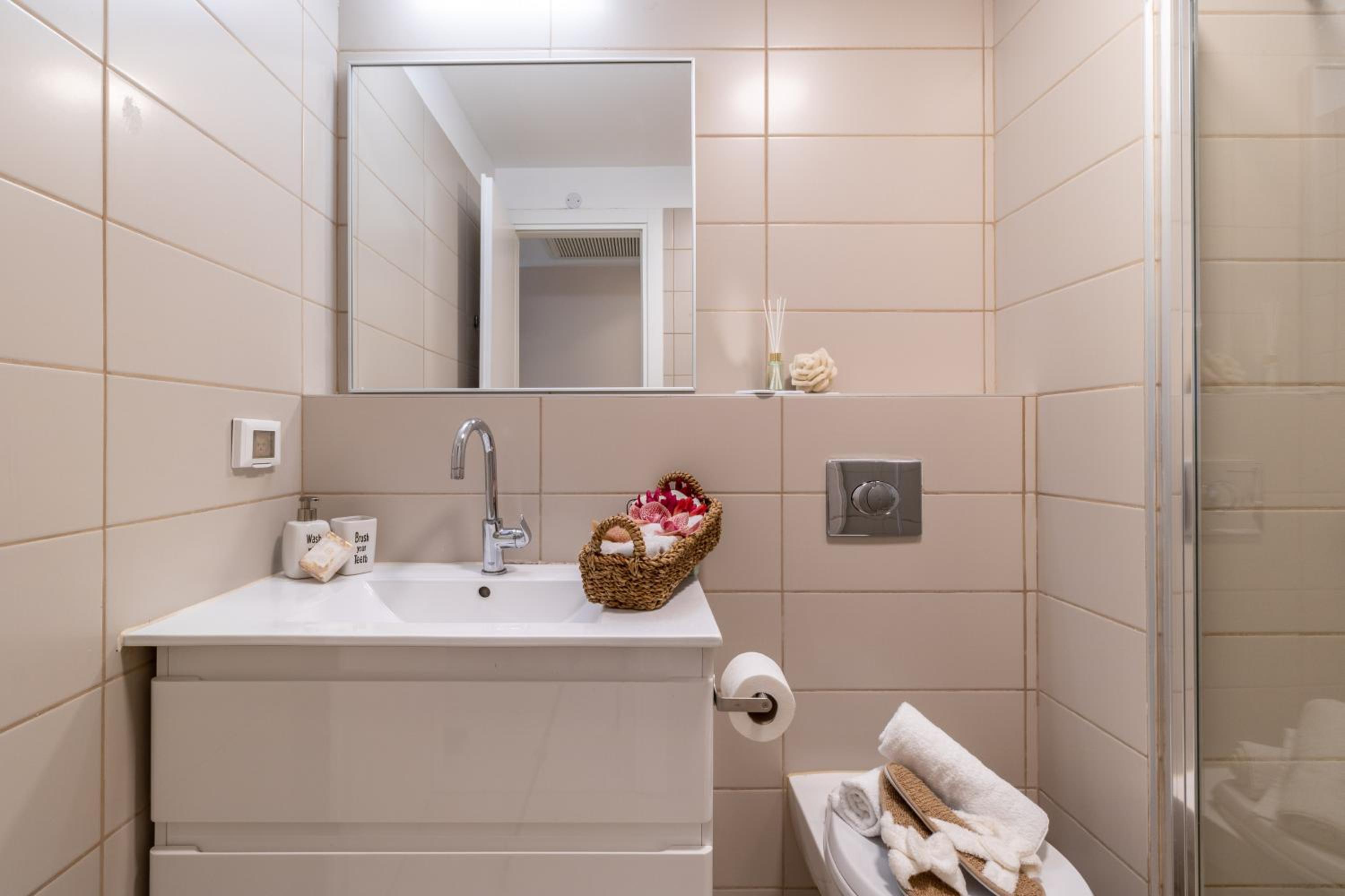 Luxury One-Bedroom Apartment/parking in city center view 3
