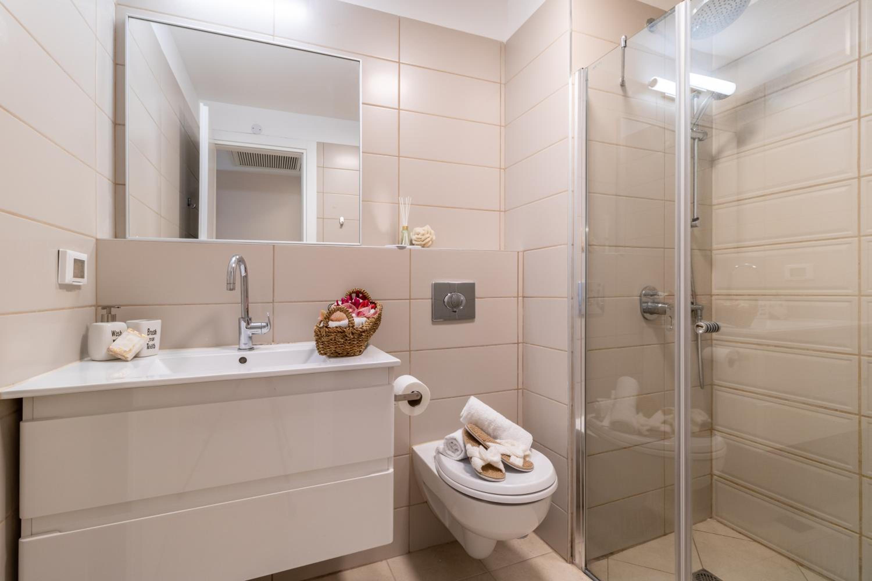 Luxury One-Bedroom Apartment/parking in city center view 4