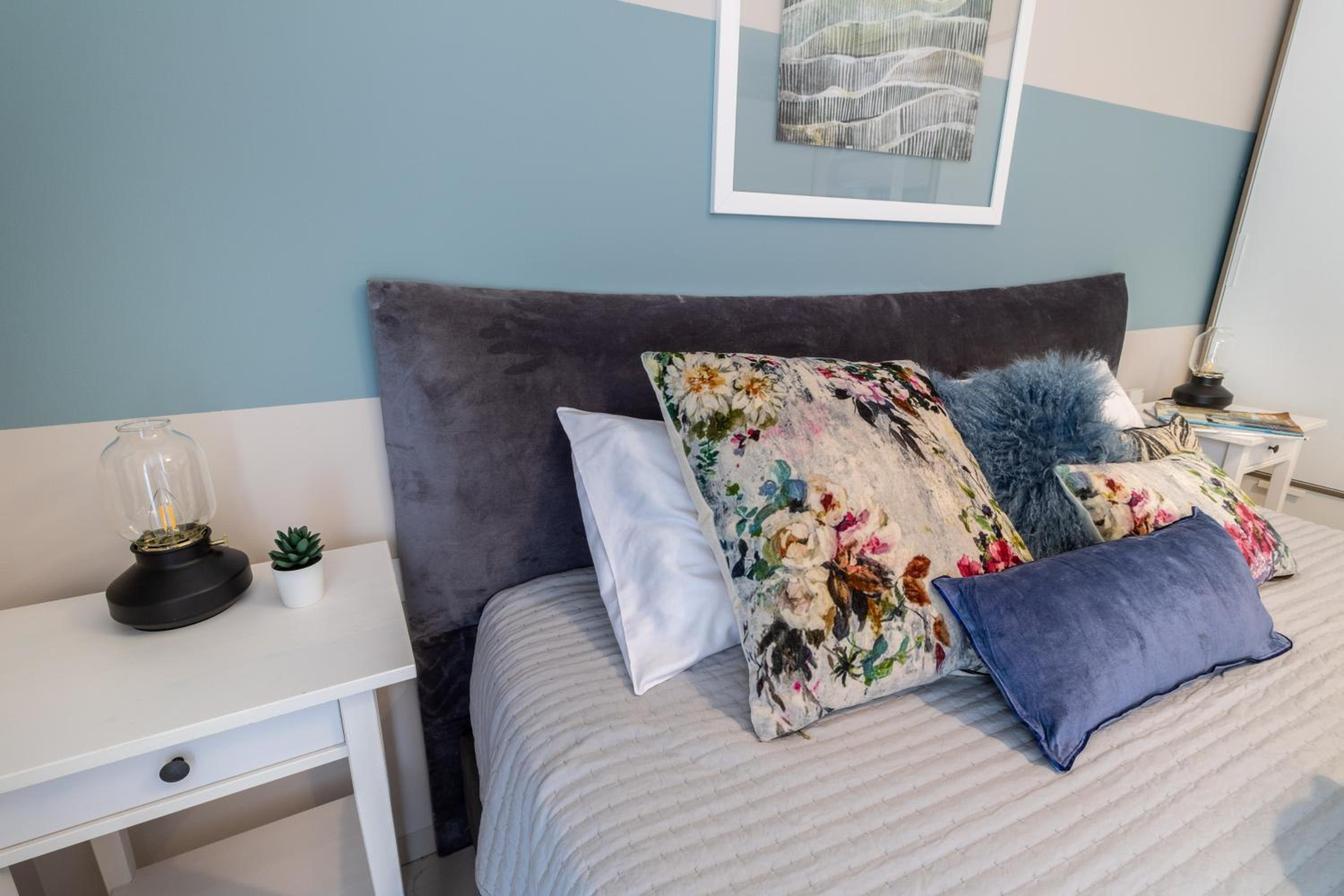 Luxury One-Bedroom Apartment/parking in city center view 5