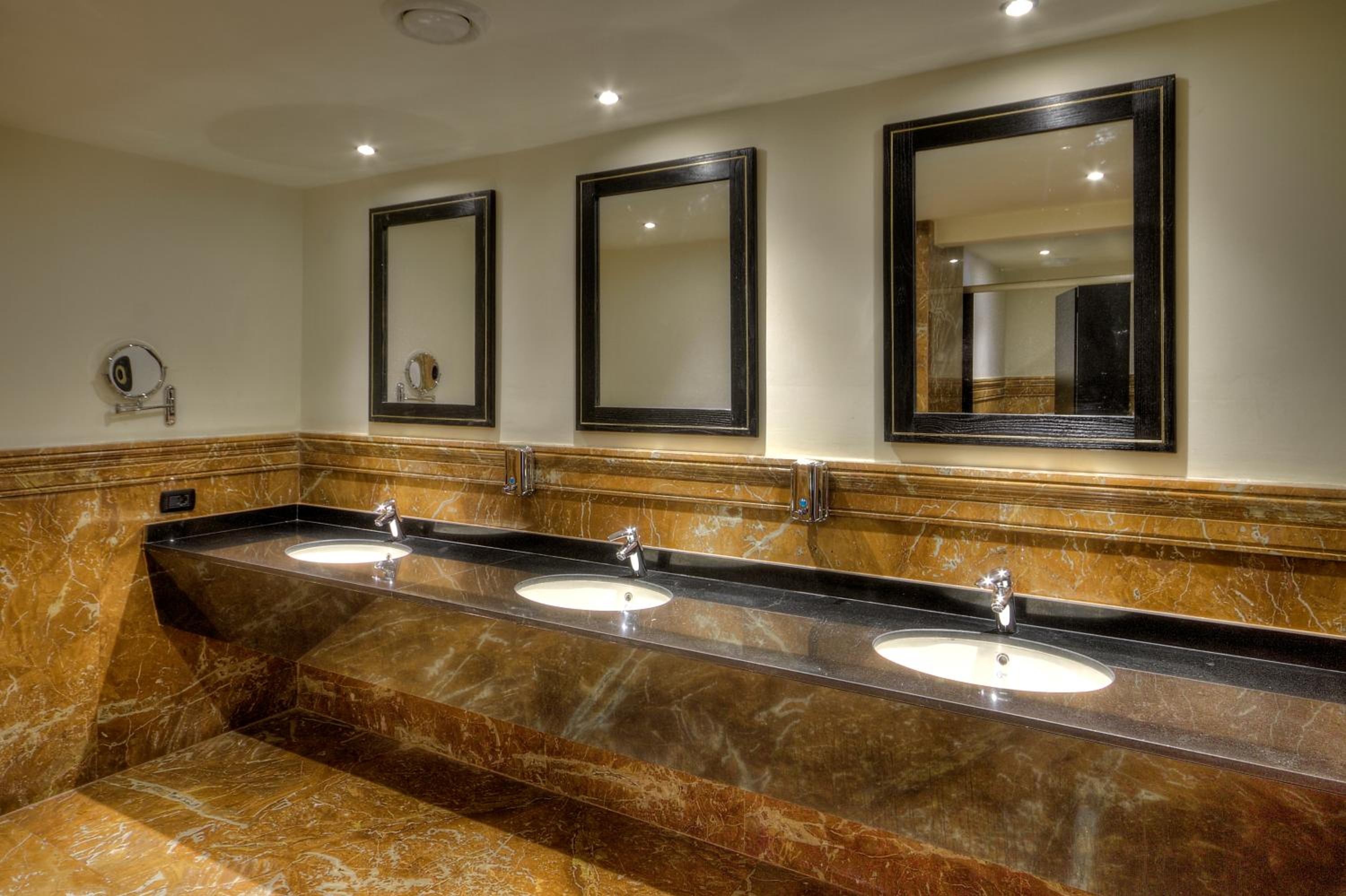 Africana Hotel & Spa
