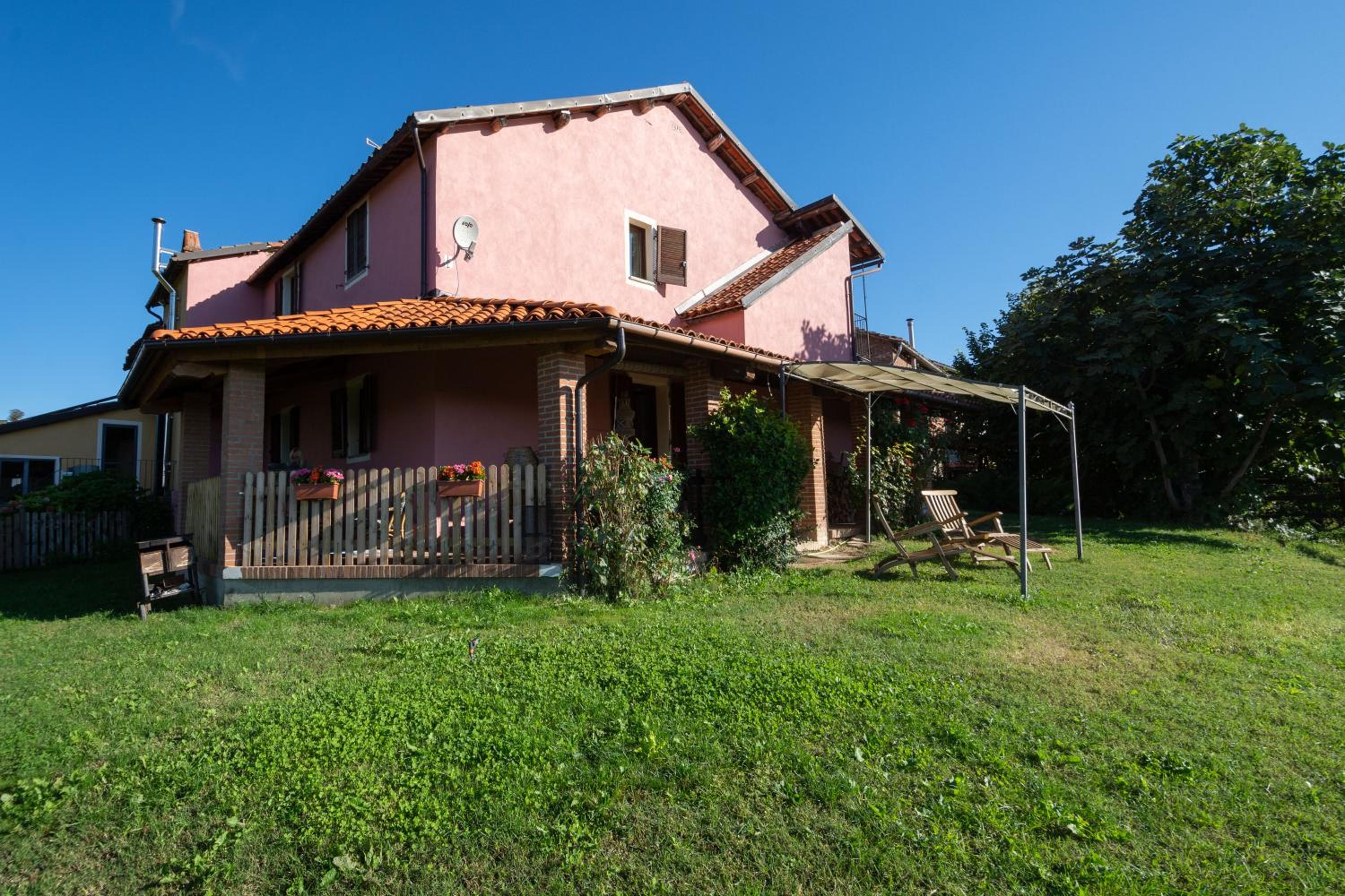 Splendido rustico nella Langa