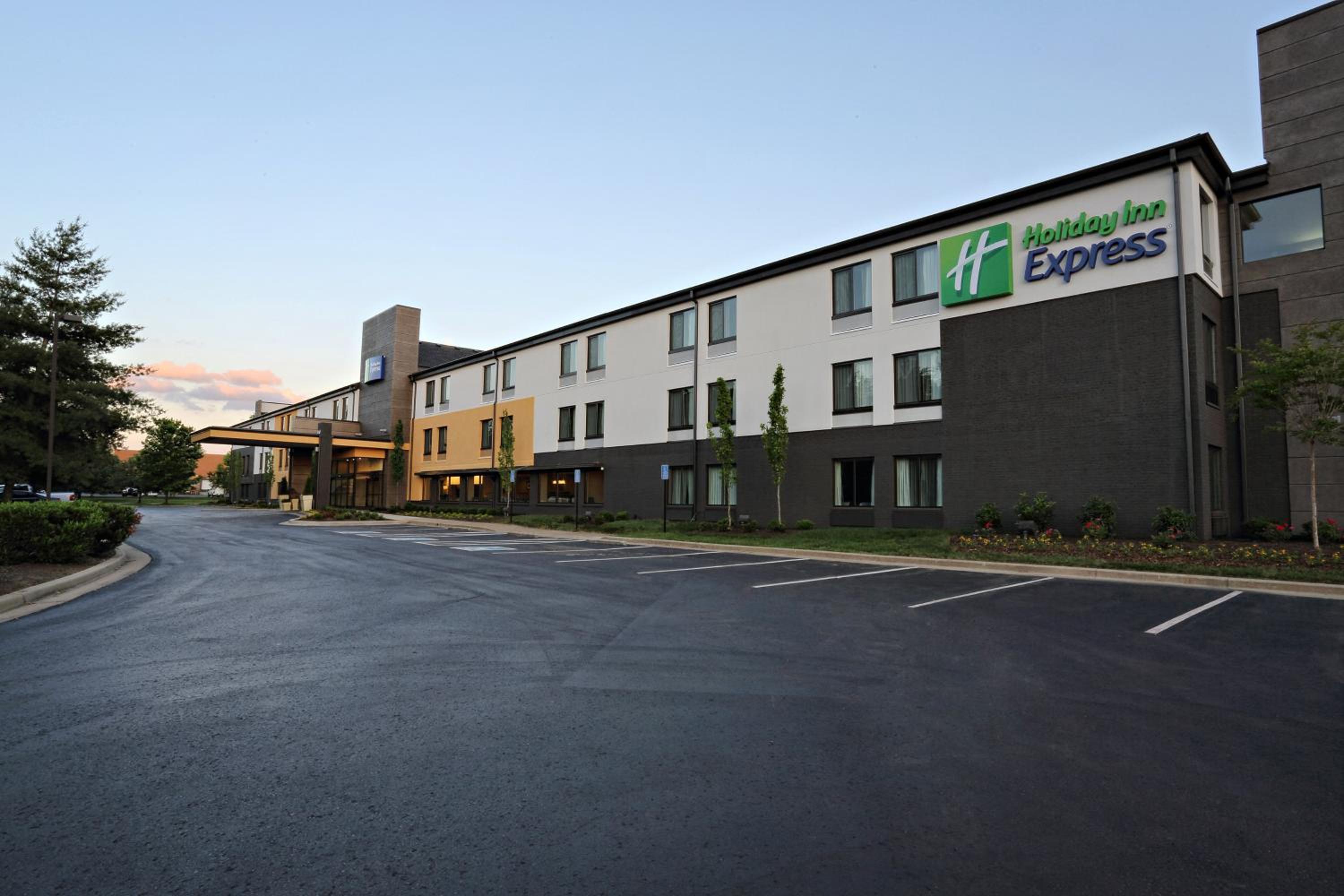 Hotel Holiday Inn Express Brentwood-South Cool Springs, an IHG Hotel - Image 1