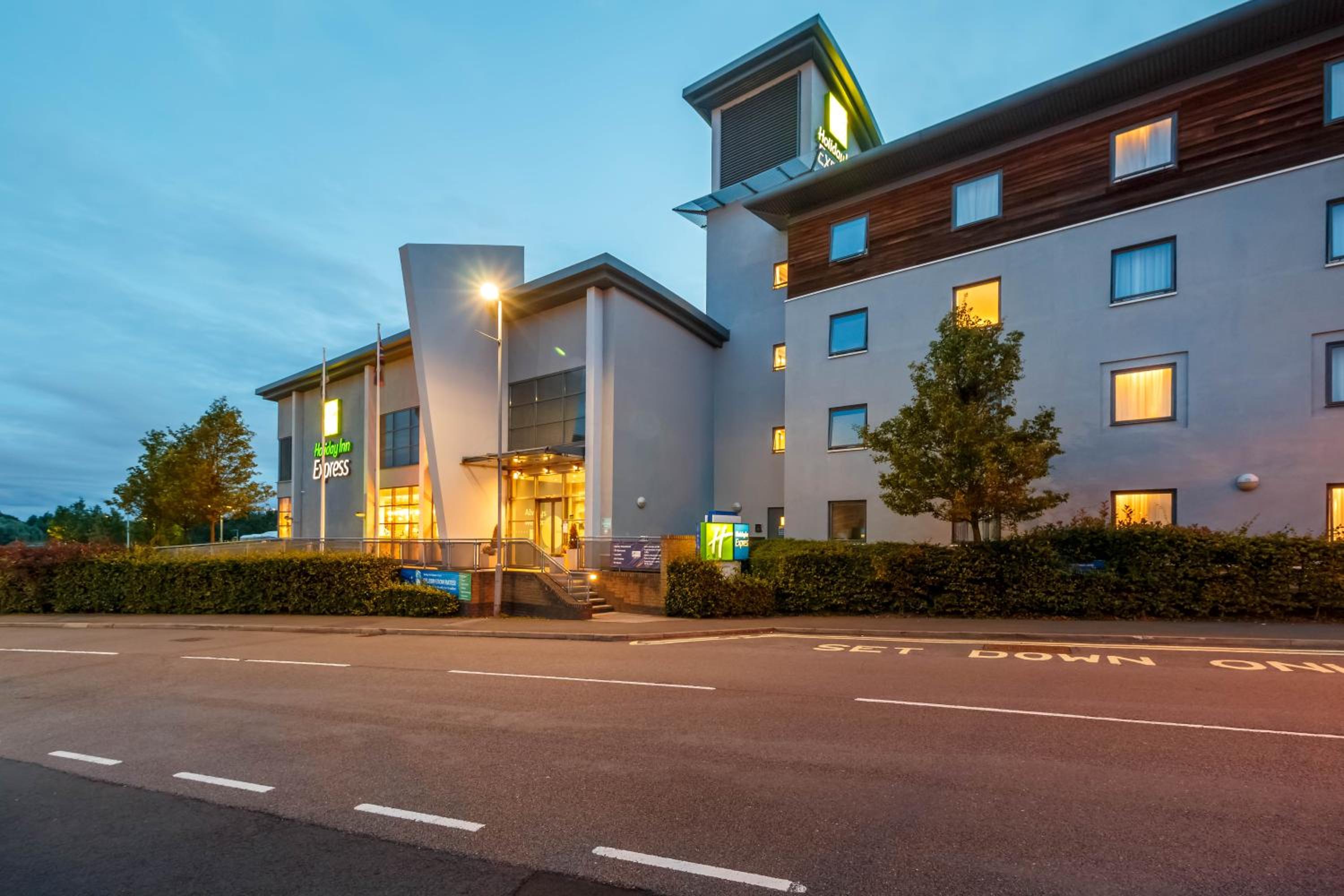 Hotel Holiday Inn Express Walsall M6, J10, an IHG Hotel - Image 1