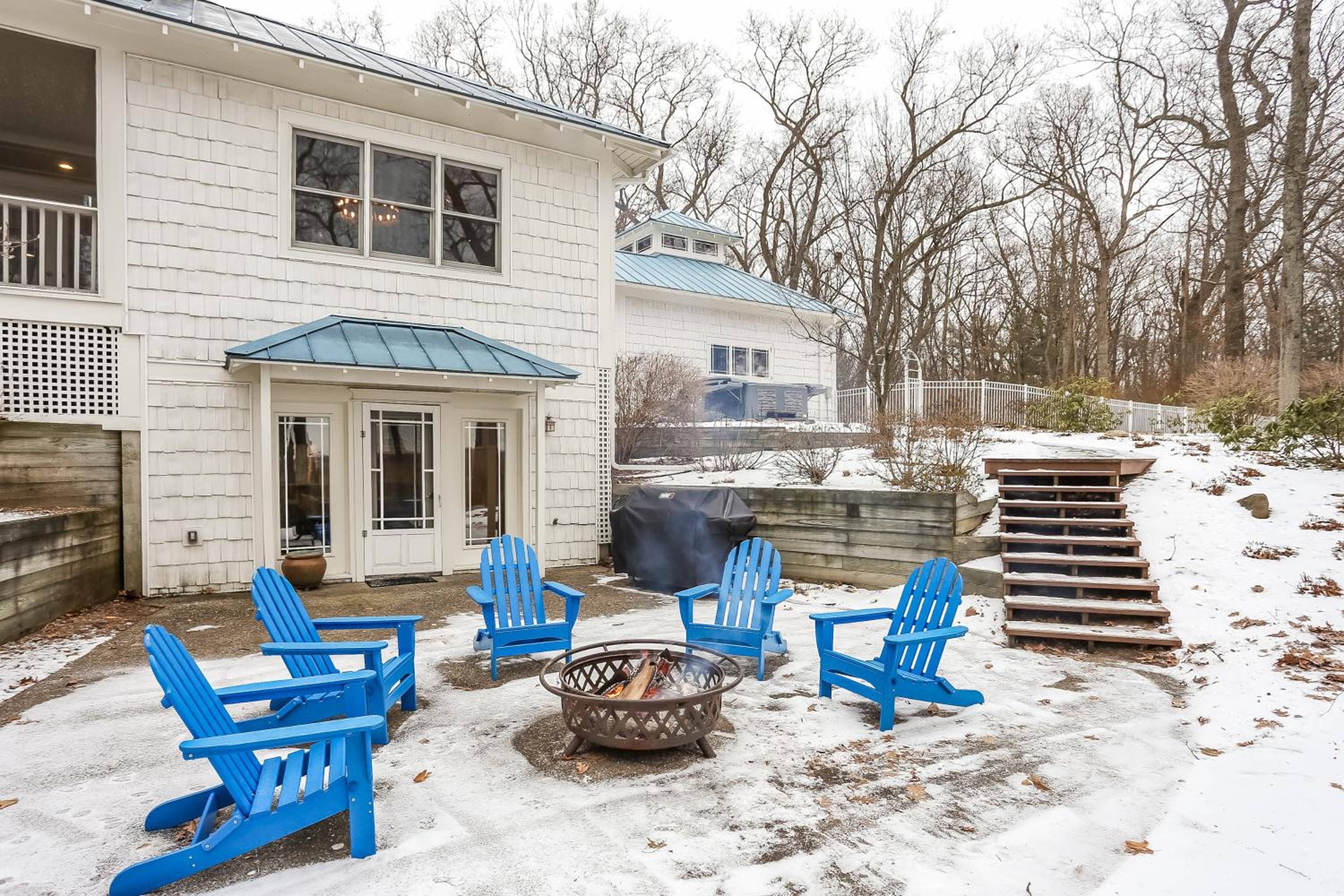 Private beautiful surrounding hot tub mins to Saug