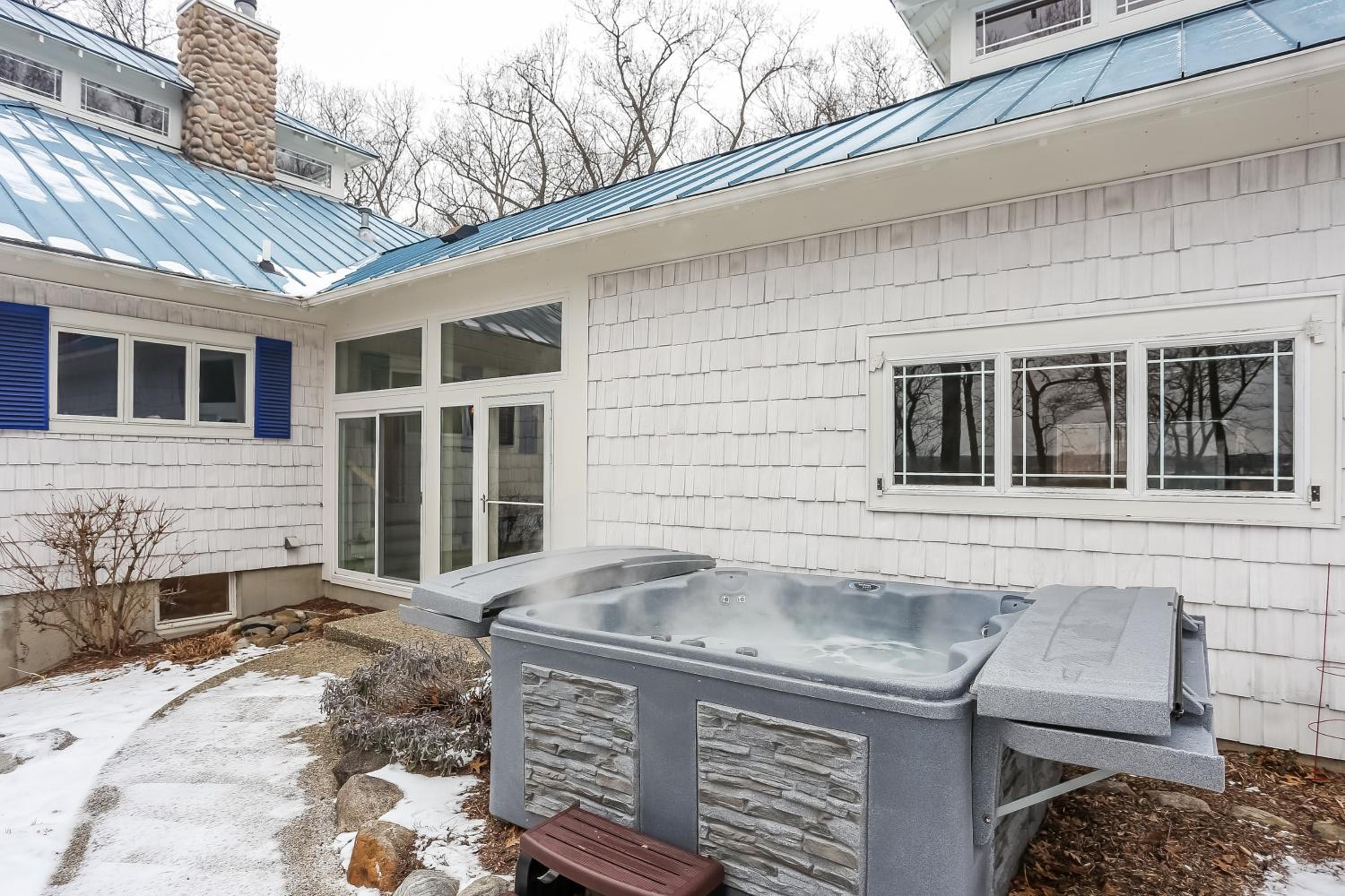 Private beautiful surrounding hot tub mins to Saug