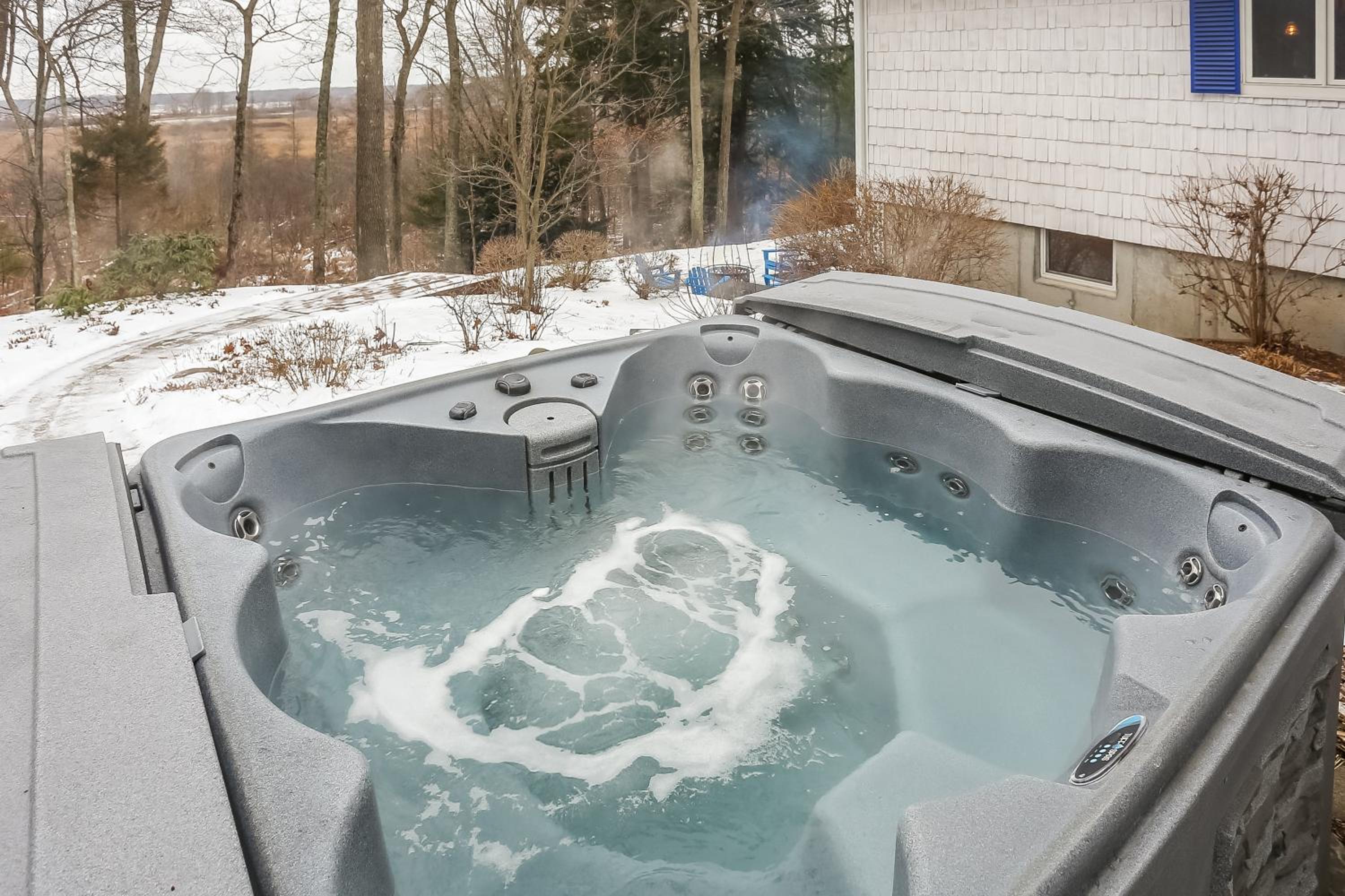 Private beautiful surrounding hot tub mins to Saug