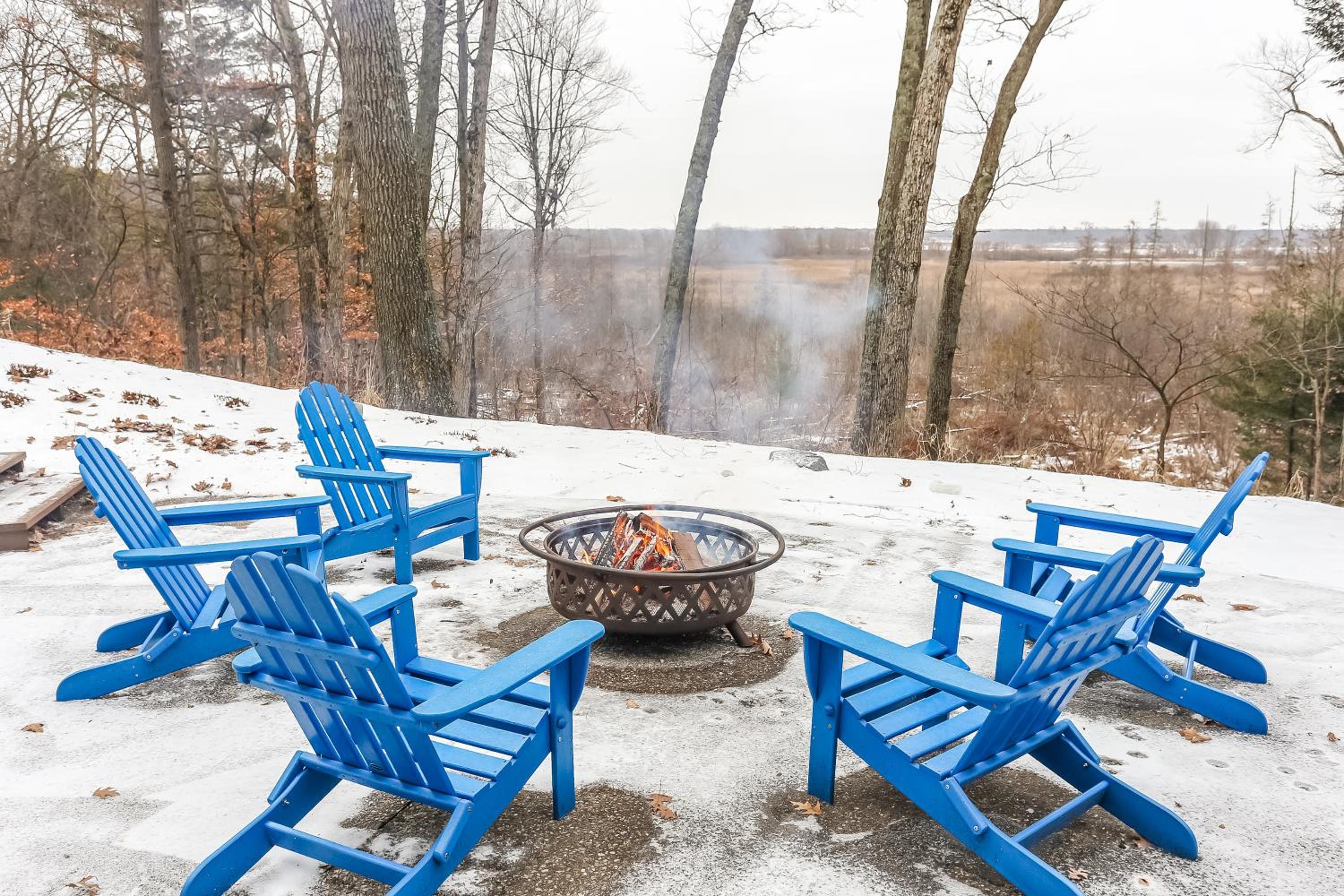 Private beautiful surrounding hot tub mins to Saug