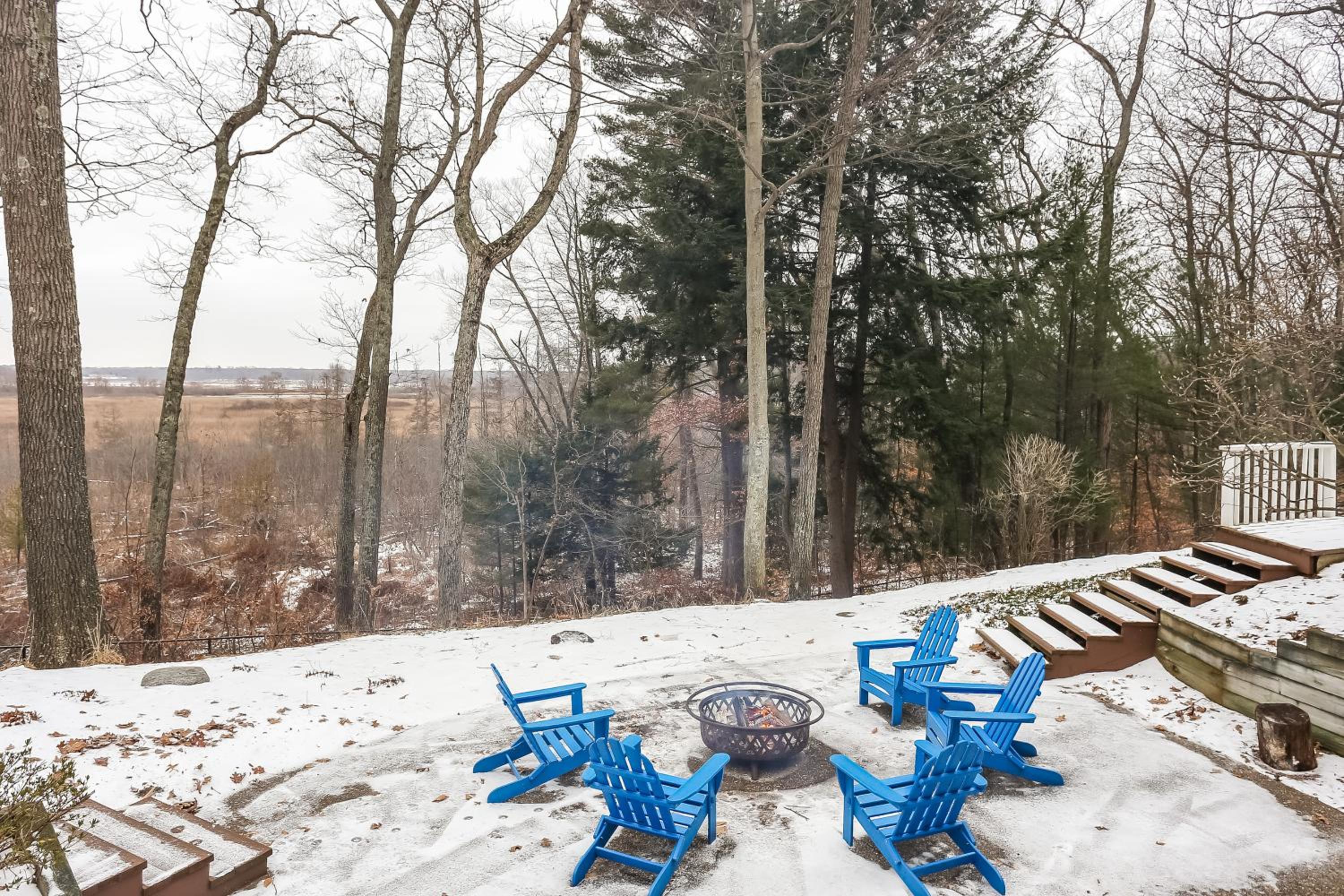 Private beautiful surrounding hot tub mins to Saug