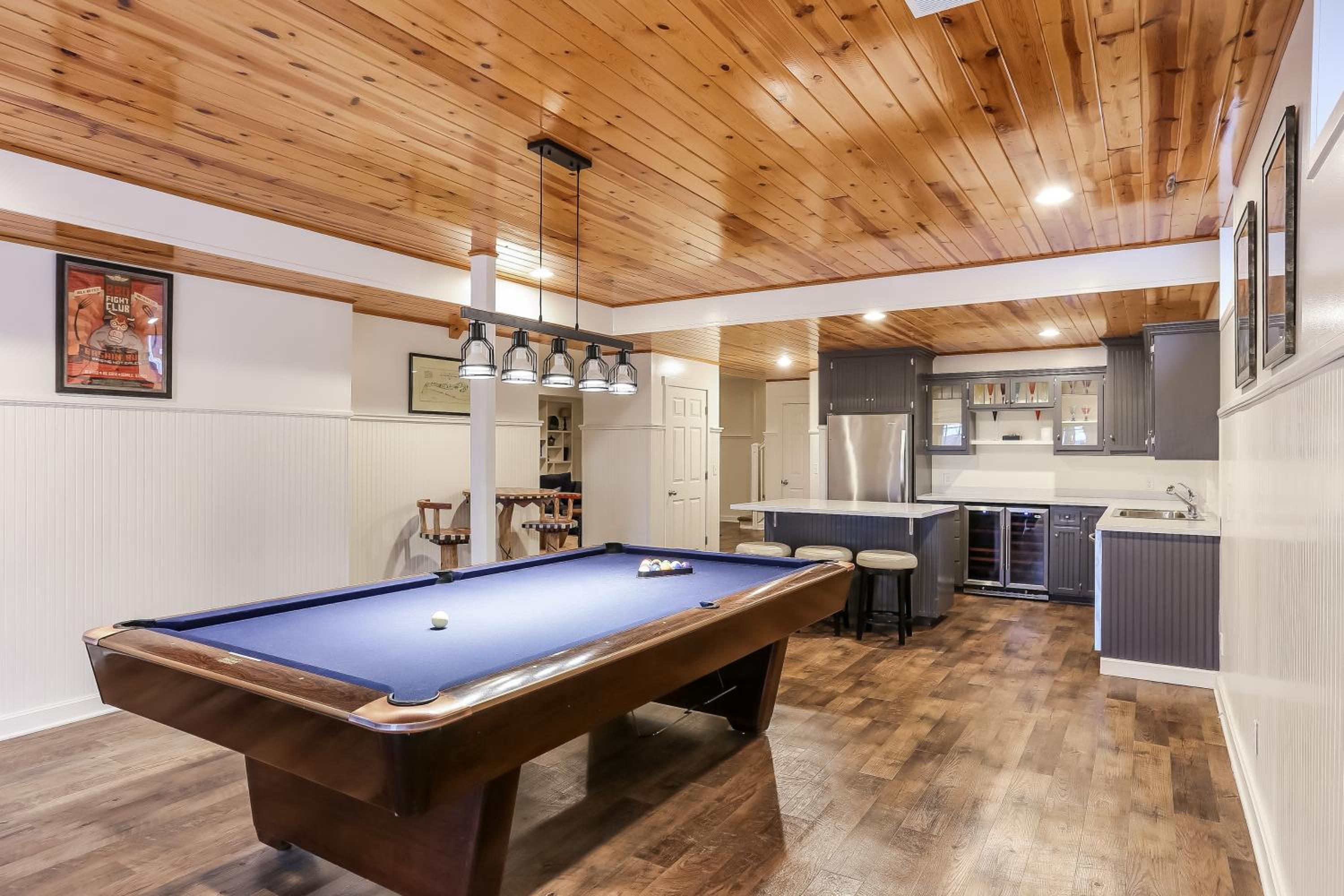 Private beautiful surrounding hot tub mins to Saug