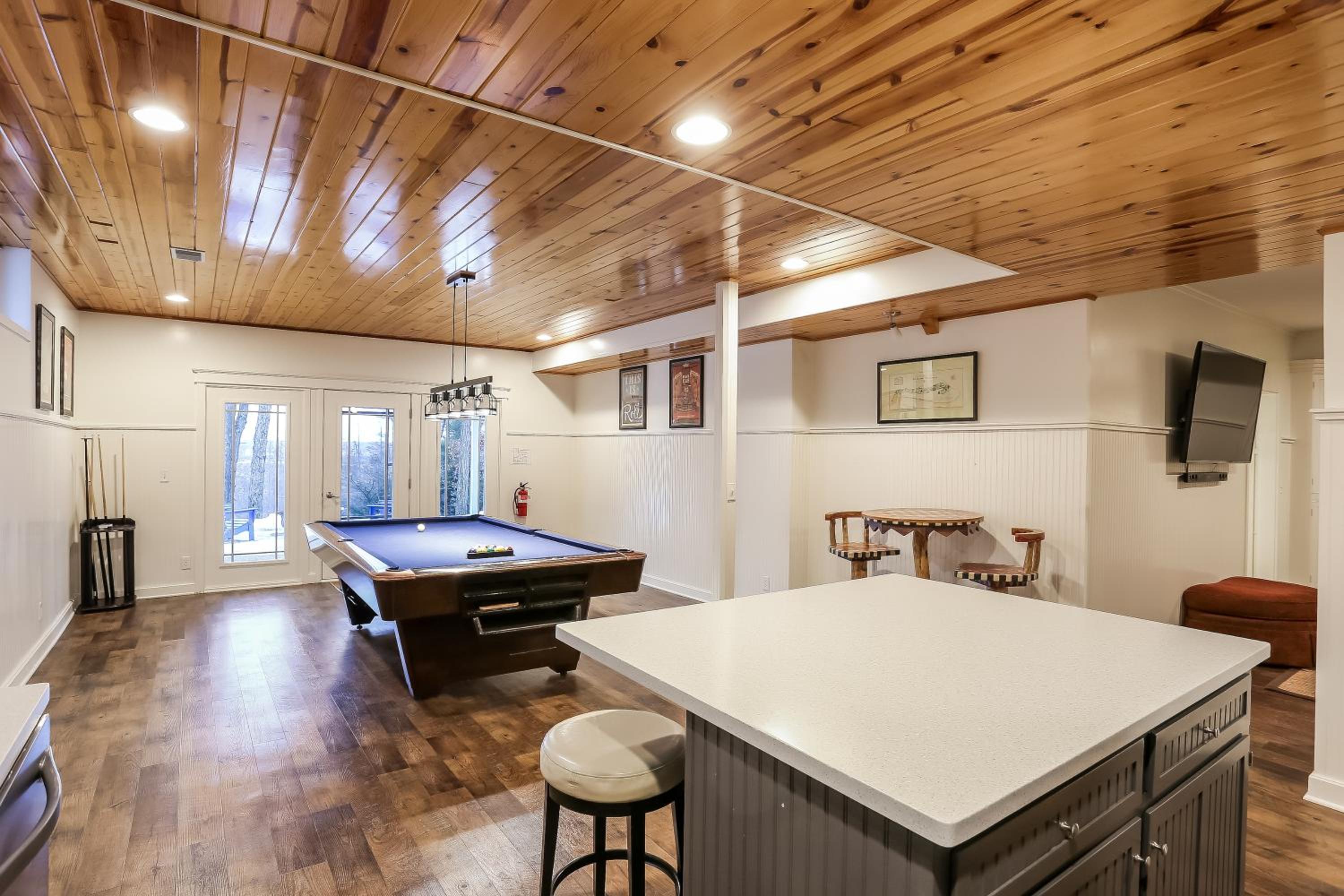 Private beautiful surrounding hot tub mins to Saug
