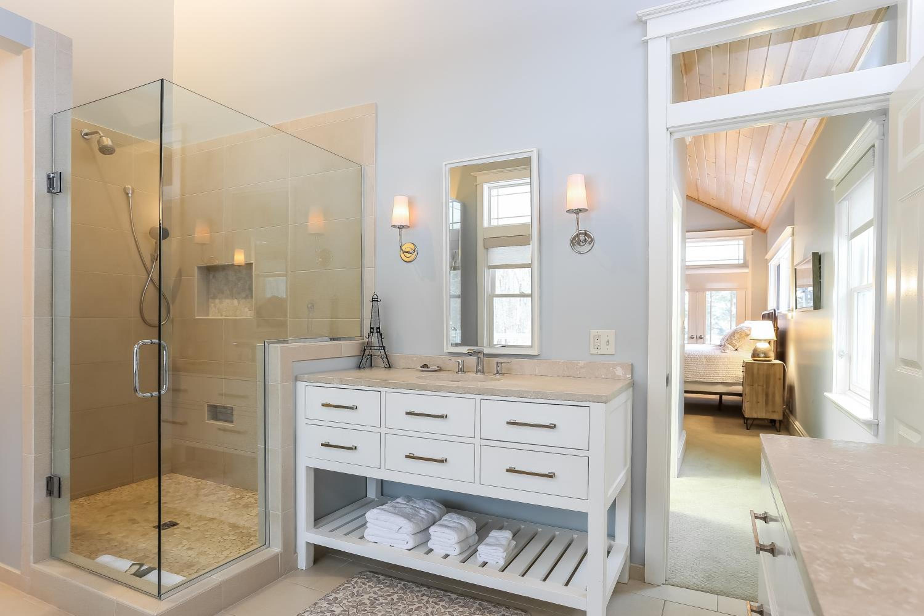 Private beautiful surrounding hot tub mins to Saug