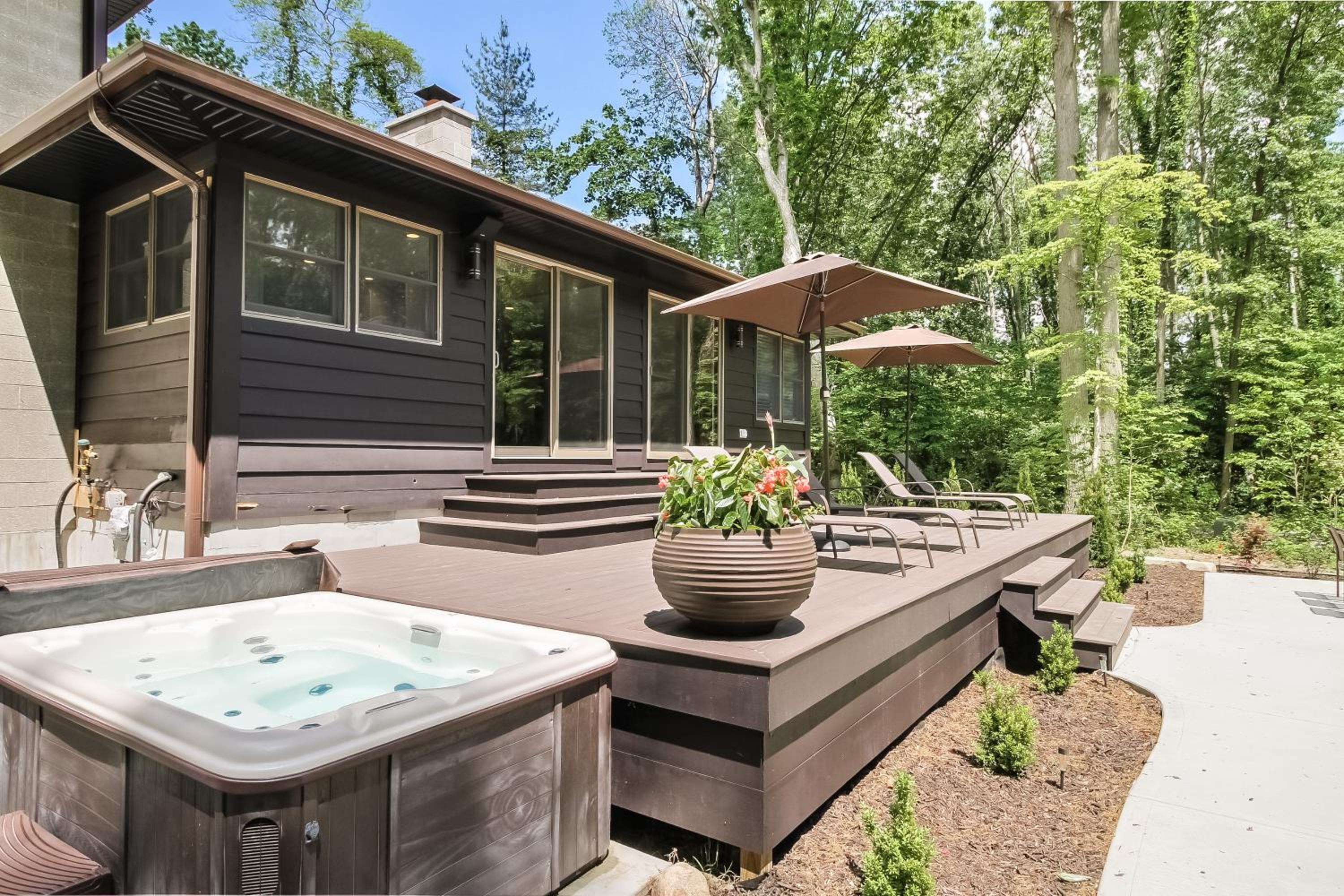 Private large yard close to town hot tub Lake