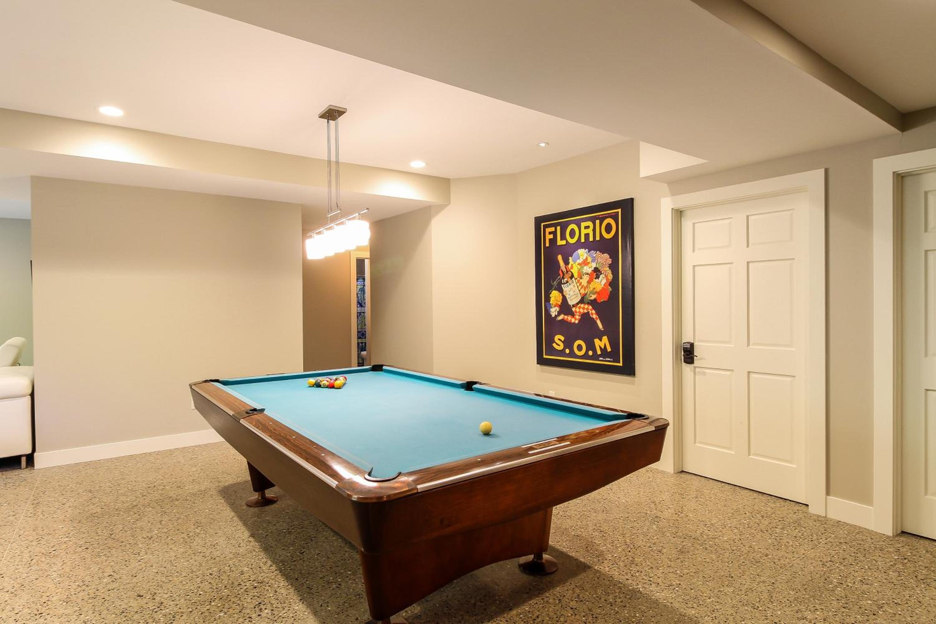 Private large yard close to town hot tub Lake
