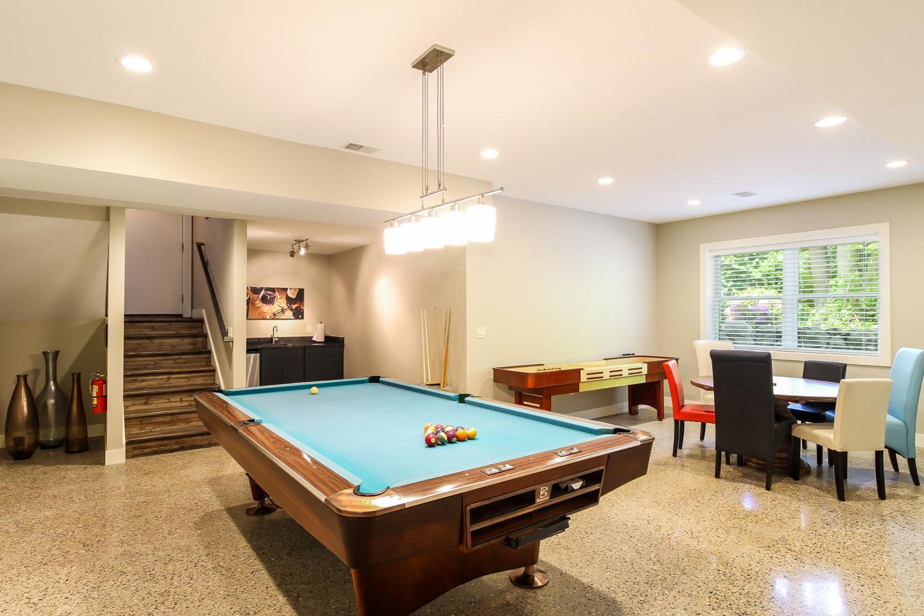 Private large yard close to town hot tub Lake