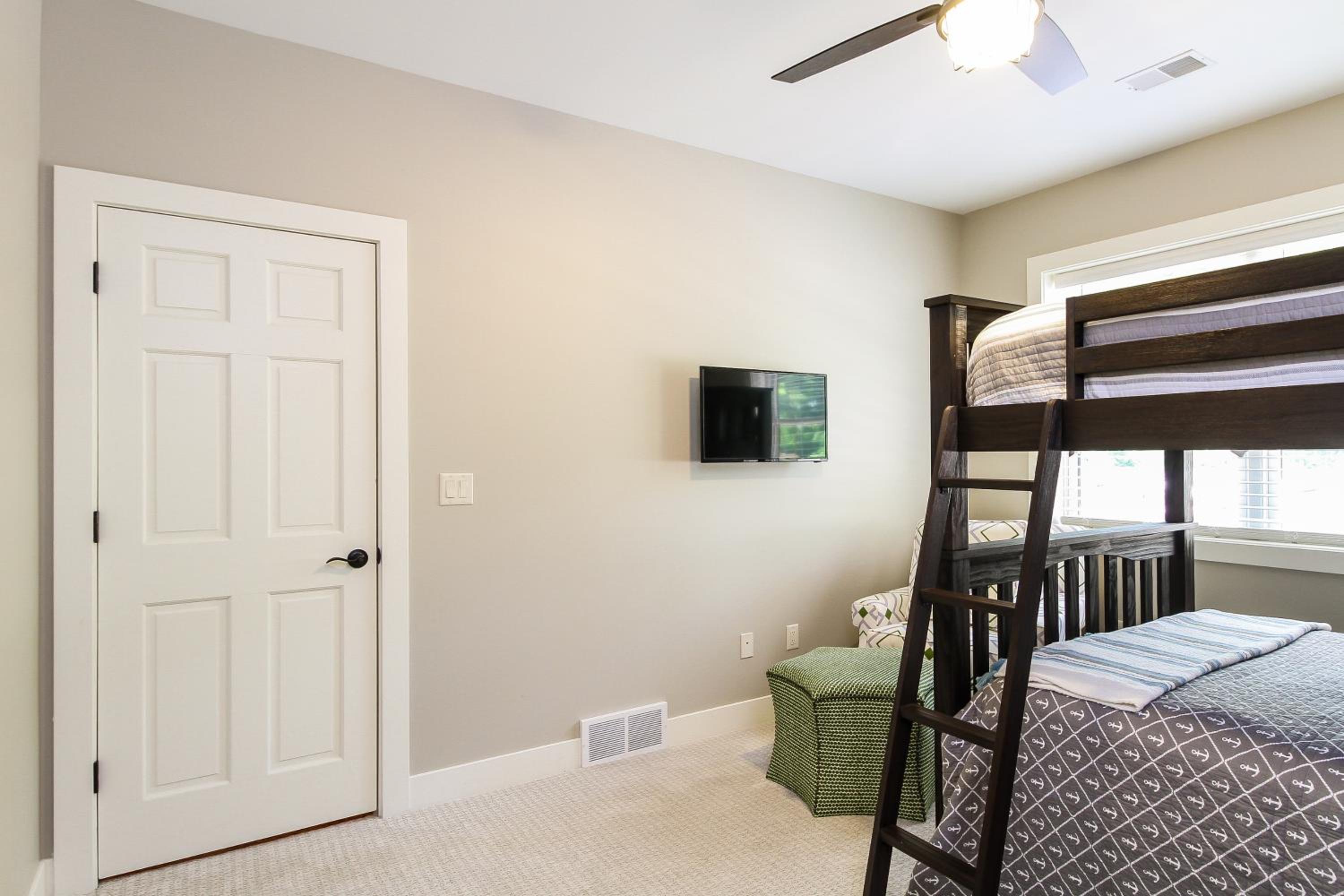 Private large yard close to town hot tub Lake