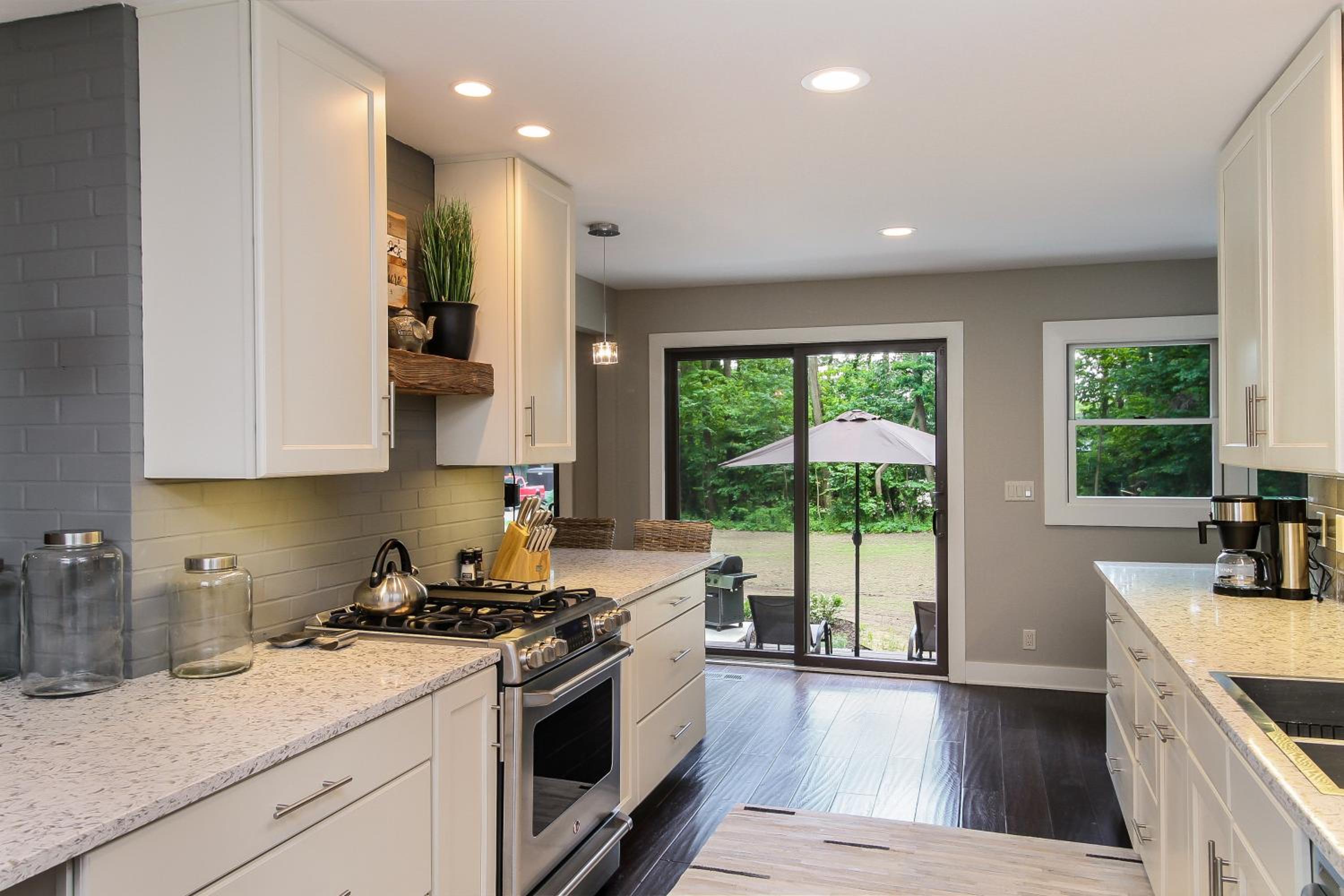Private large yard close to town hot tub Lake