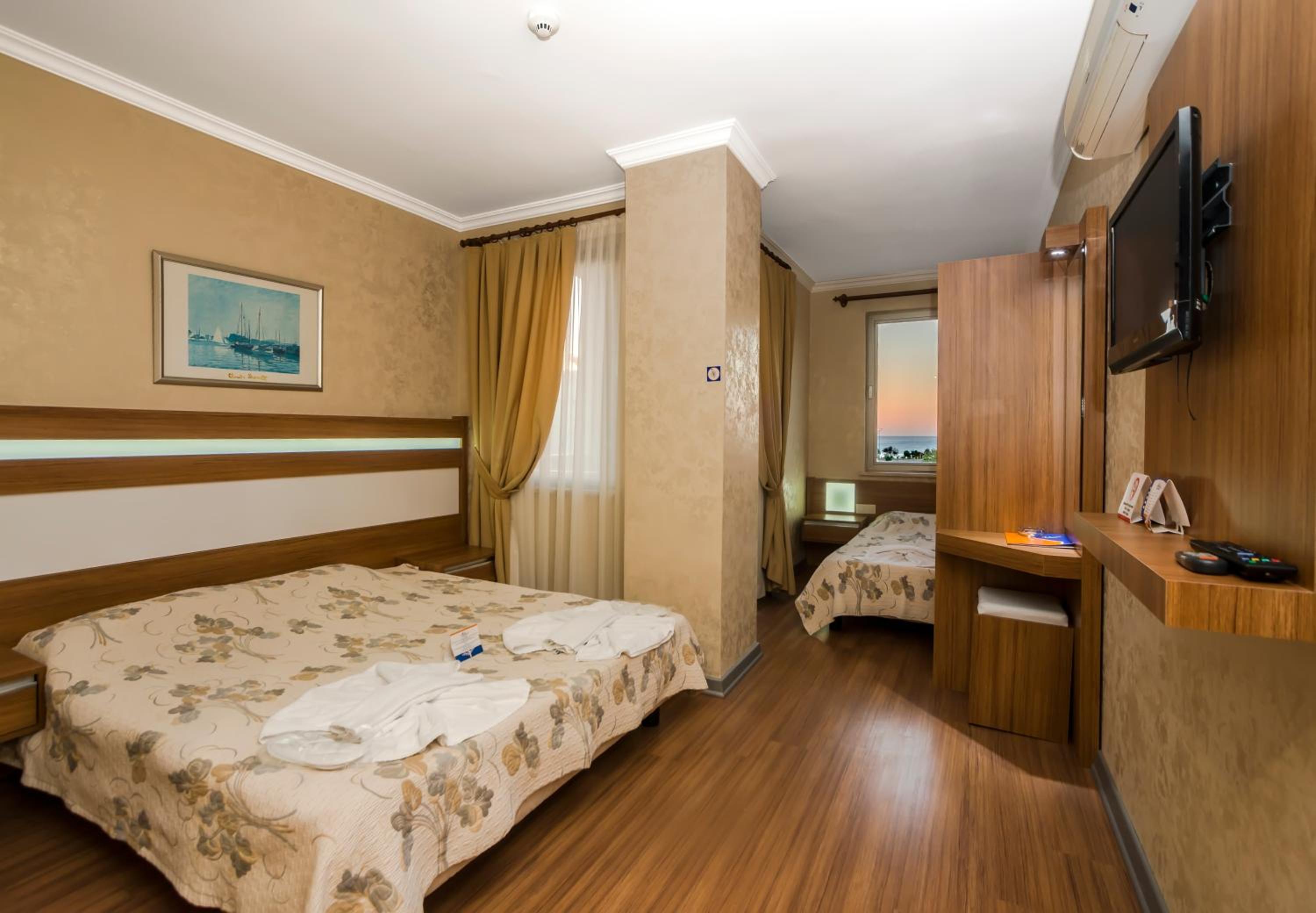 Santa Marina Hotel - Image 13