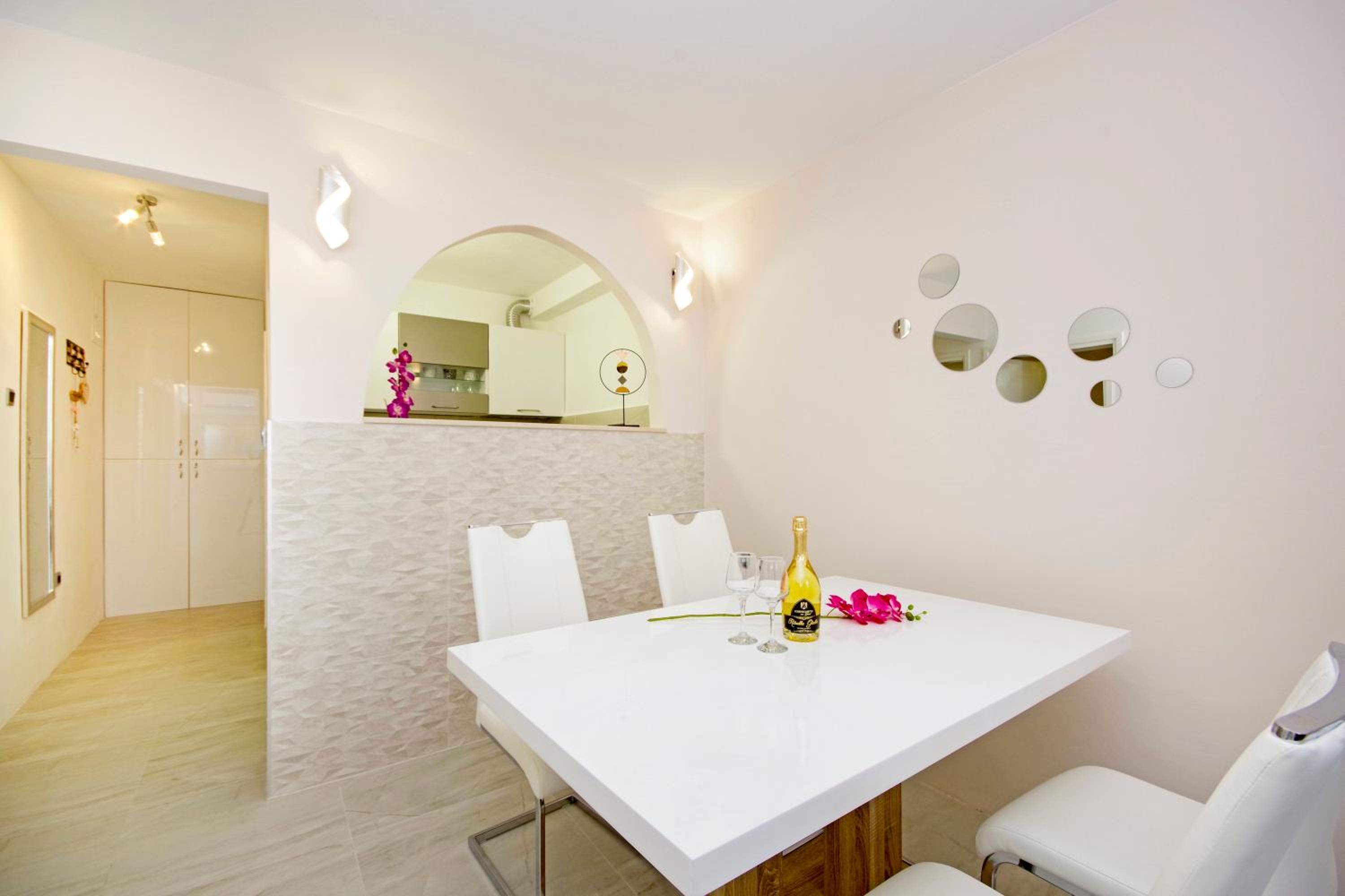 Split Symphony Garden: Modern, new Apartment (4+1), 5 min walk to ˝Firule˝ SAND BEACH, 12 min walk to CITY CENTER view 2