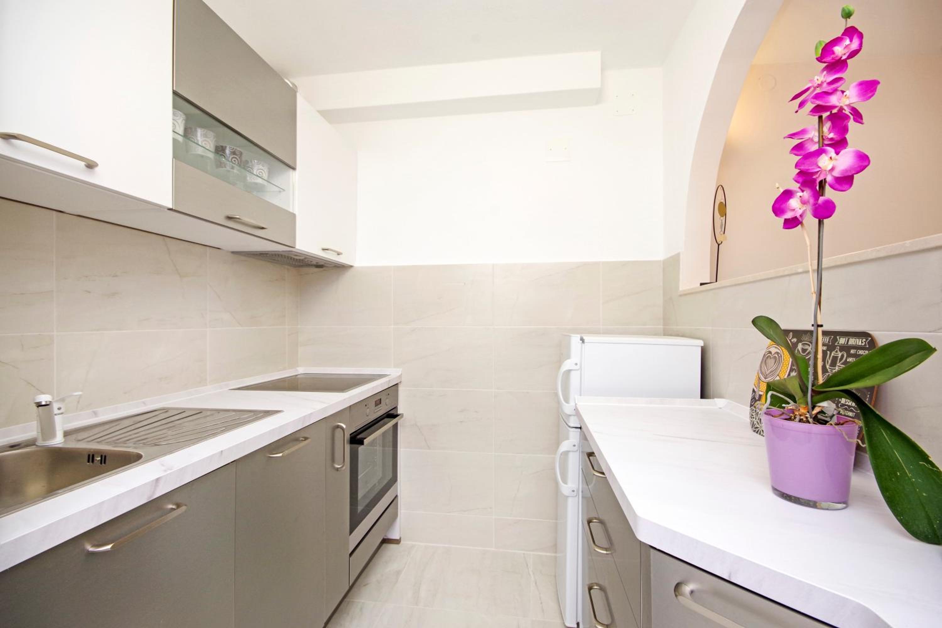 Split Symphony Garden: Modern, new Apartment (4+1), 5 min walk to ˝Firule˝ SAND BEACH, 12 min walk to CITY CENTER view 5