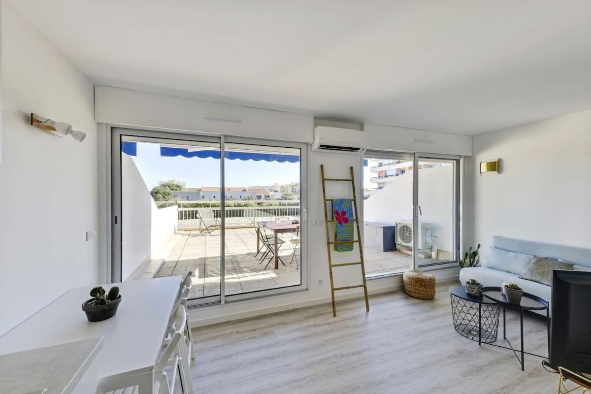 Splendide T2 plage, terrasse, piscine, clim view 5