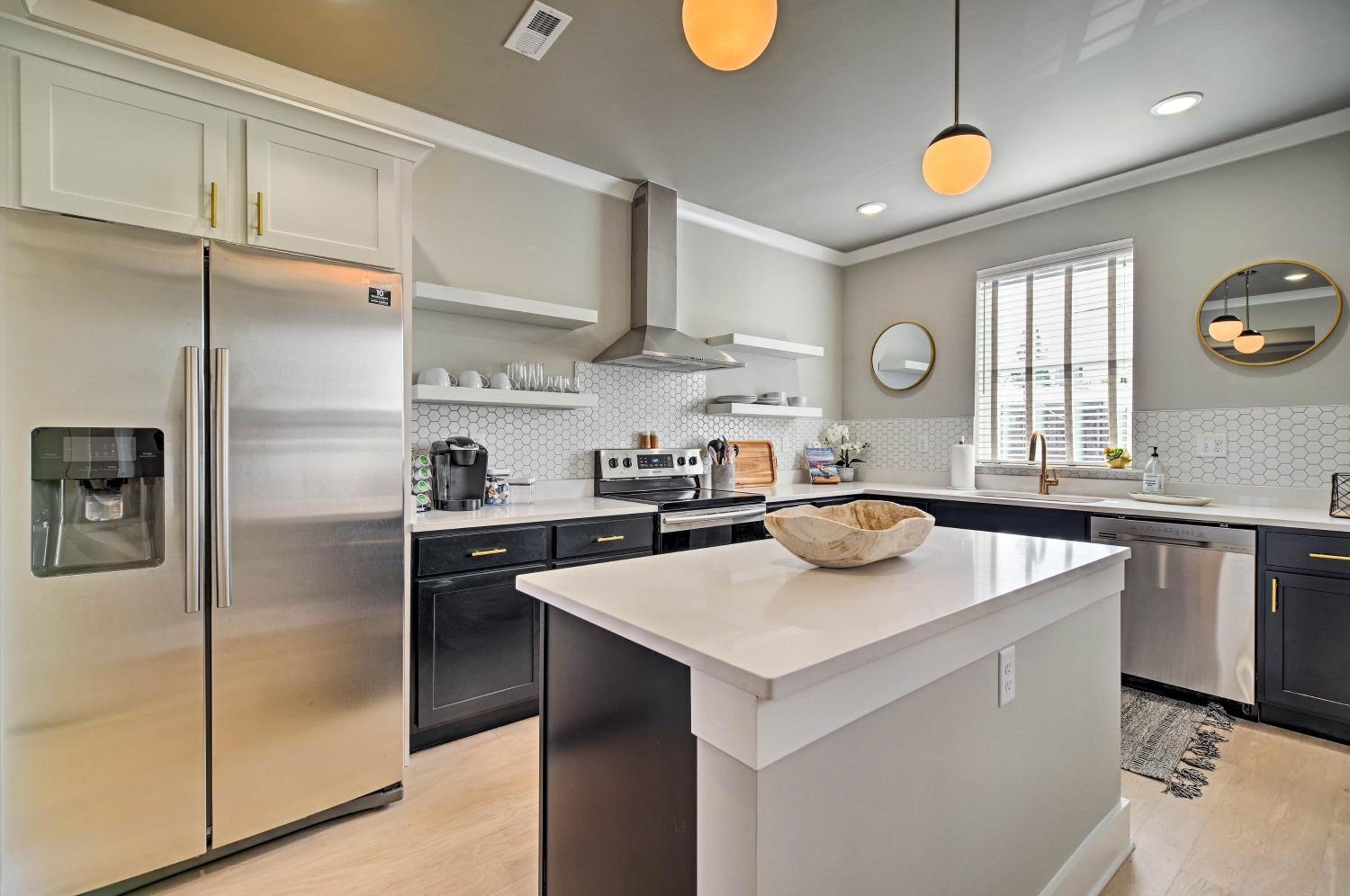 Downtown Modern Luxury - Great location view 2