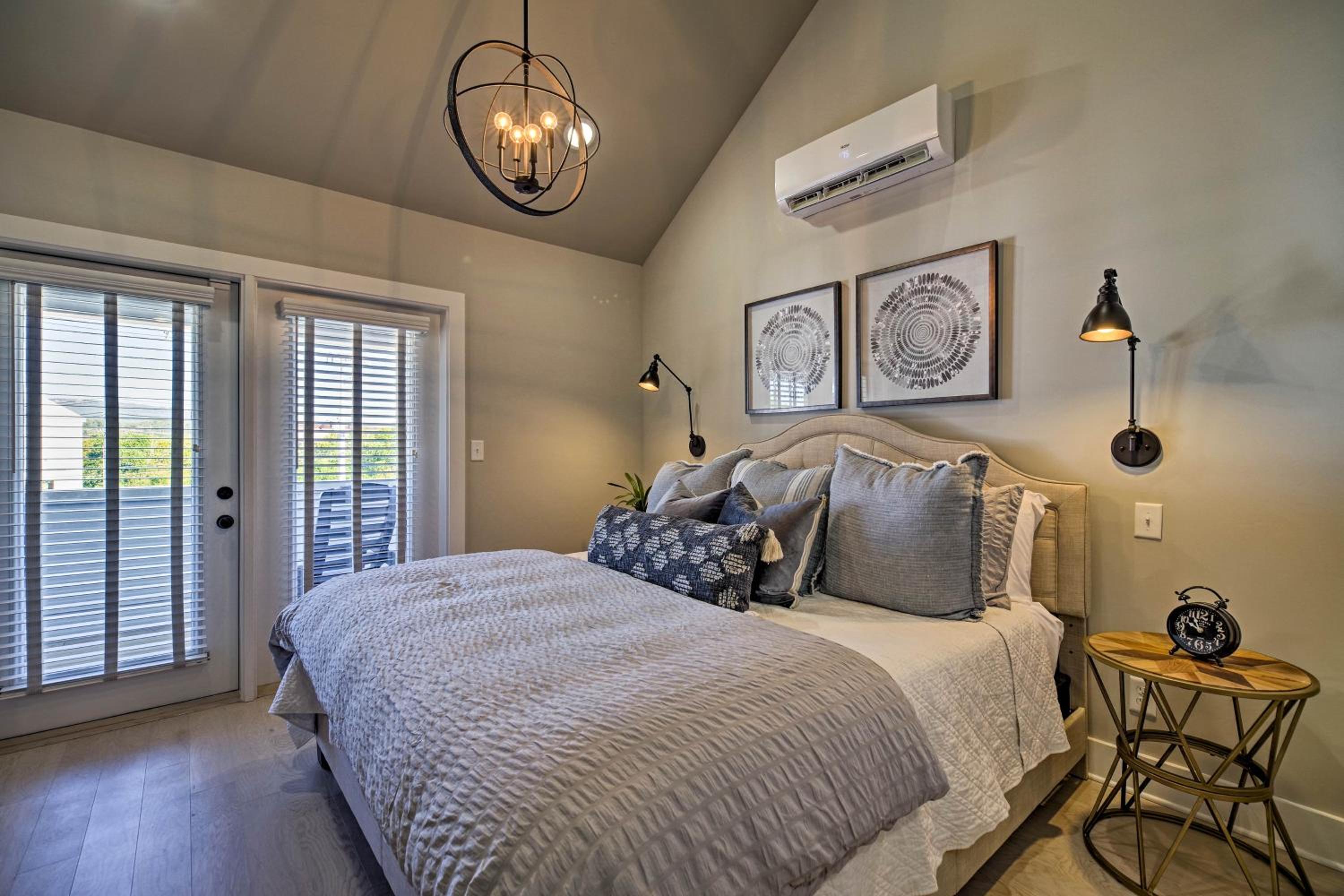 Downtown Modern Luxury - Great location view 3