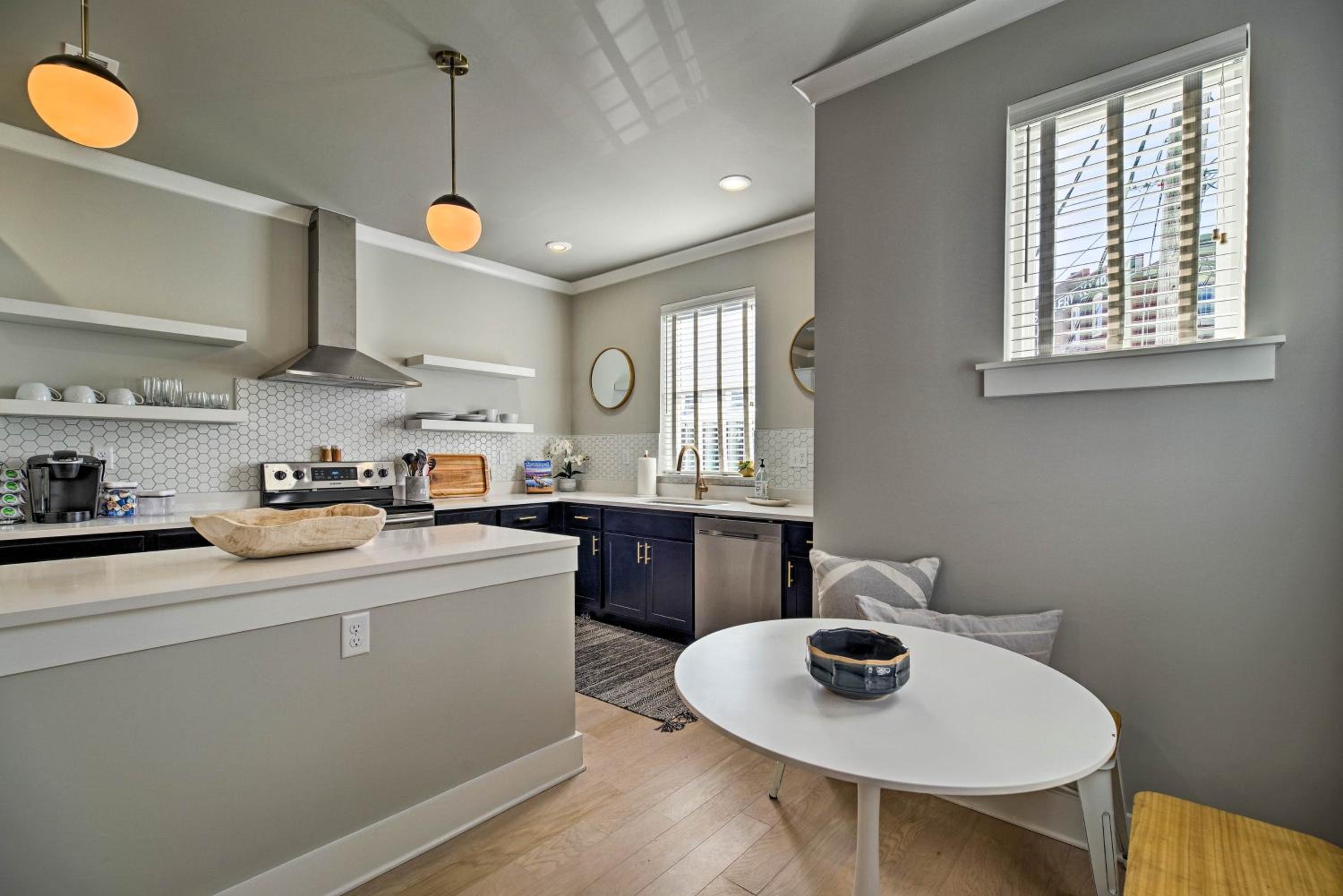 Downtown Modern Luxury - Great location view 4