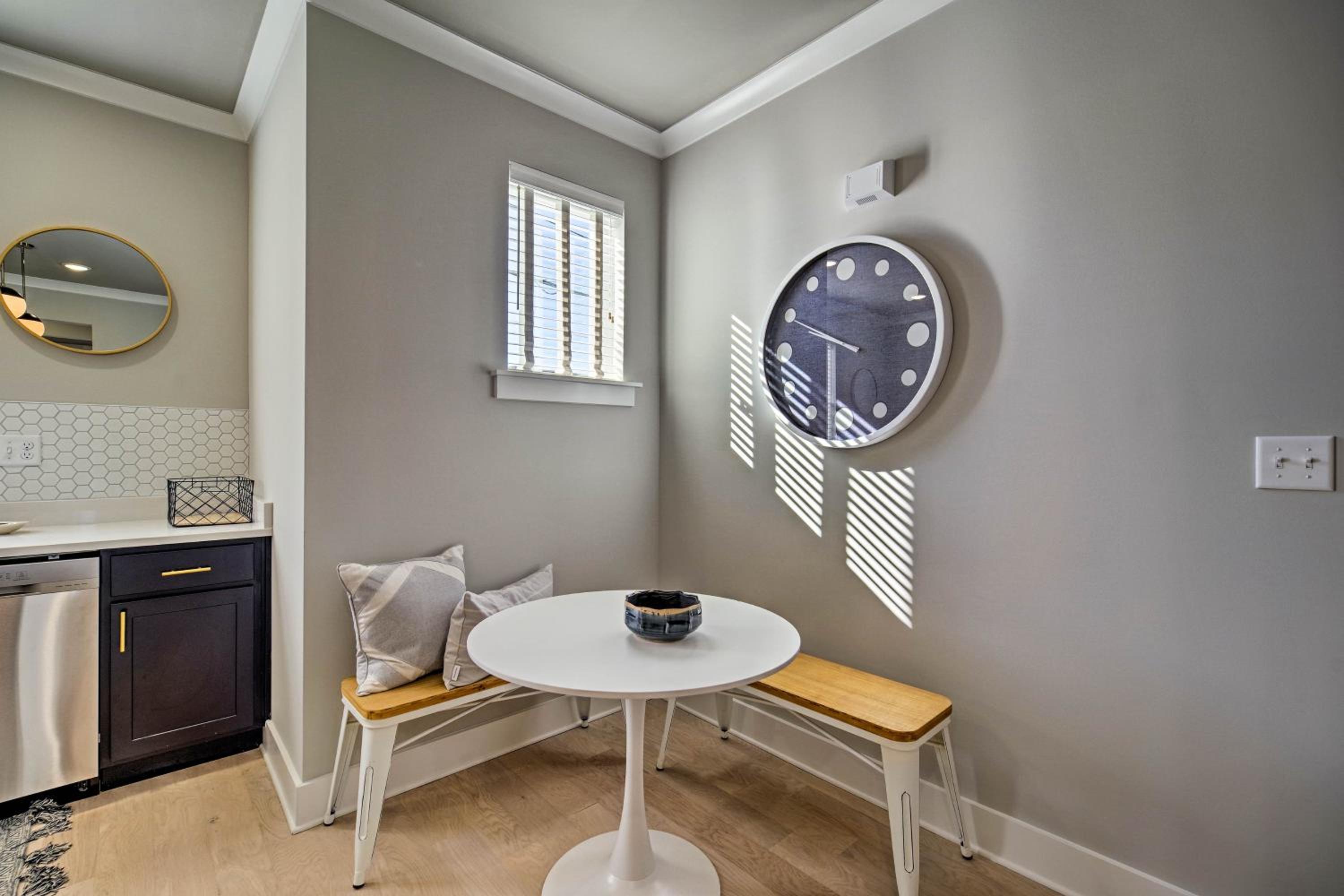 Downtown Modern Luxury - Great location view 5