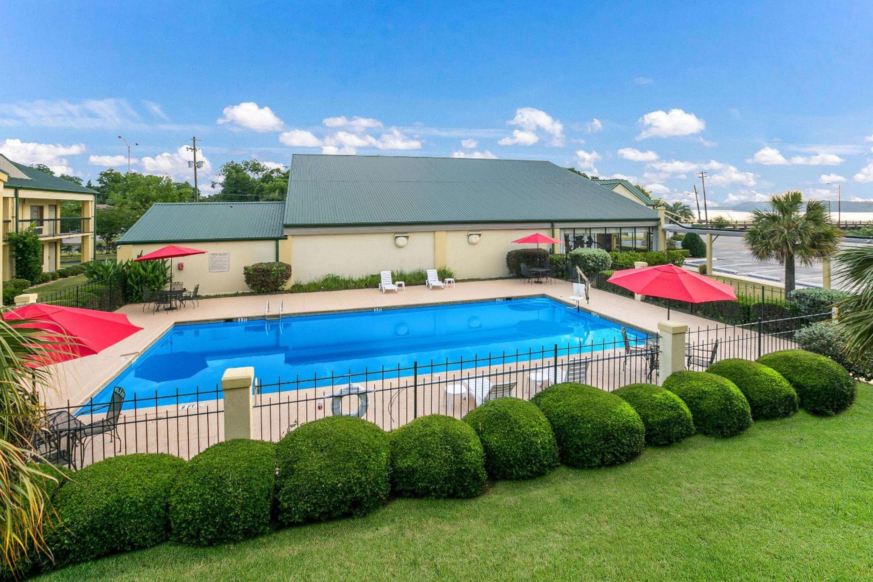 Eufaula Vacations - Quality Inn  Suites near Lake Eufaula - Property Image 12