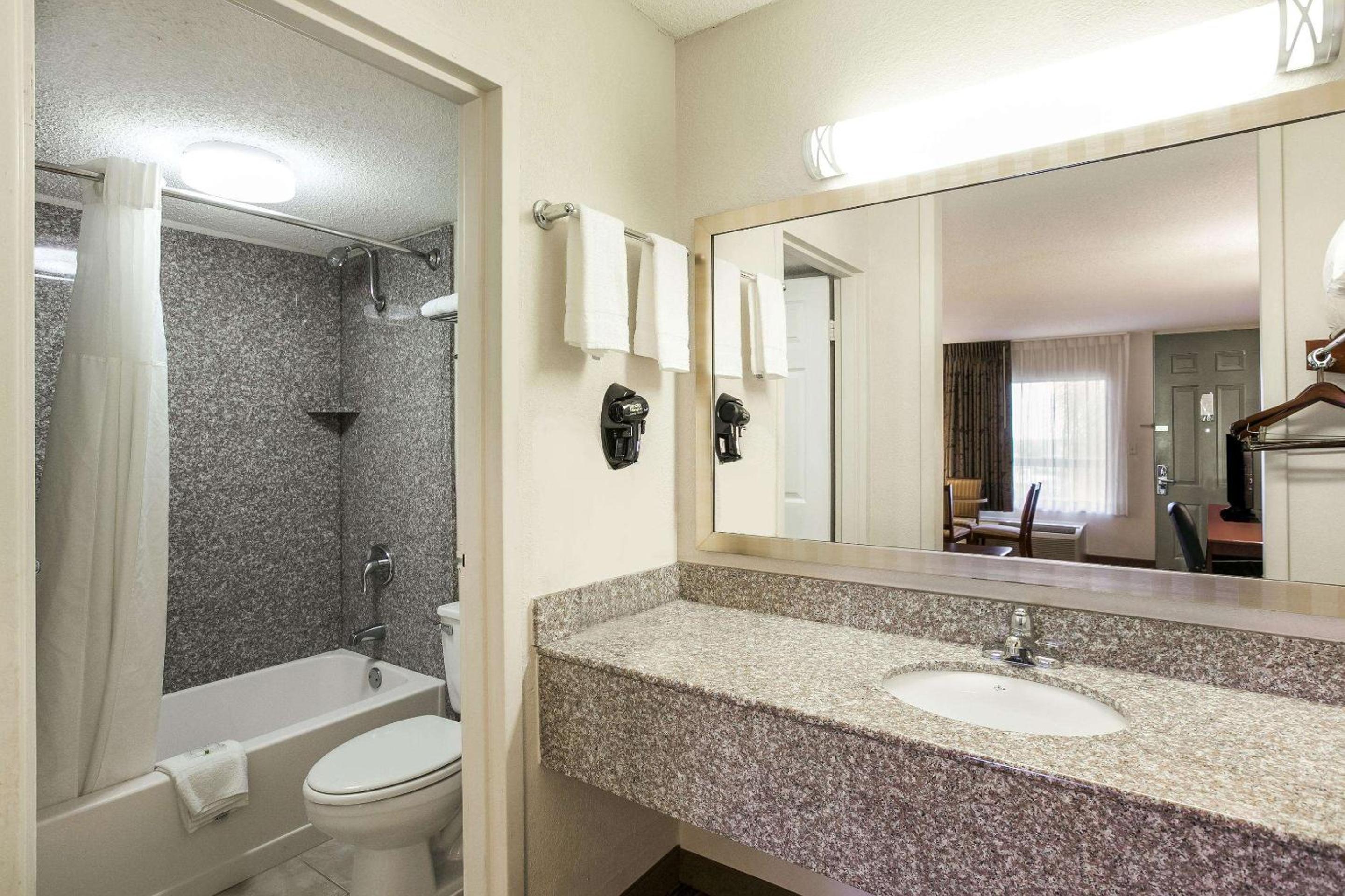 Eufaula Vacations - Quality Inn  Suites near Lake Eufaula - Property Image 8