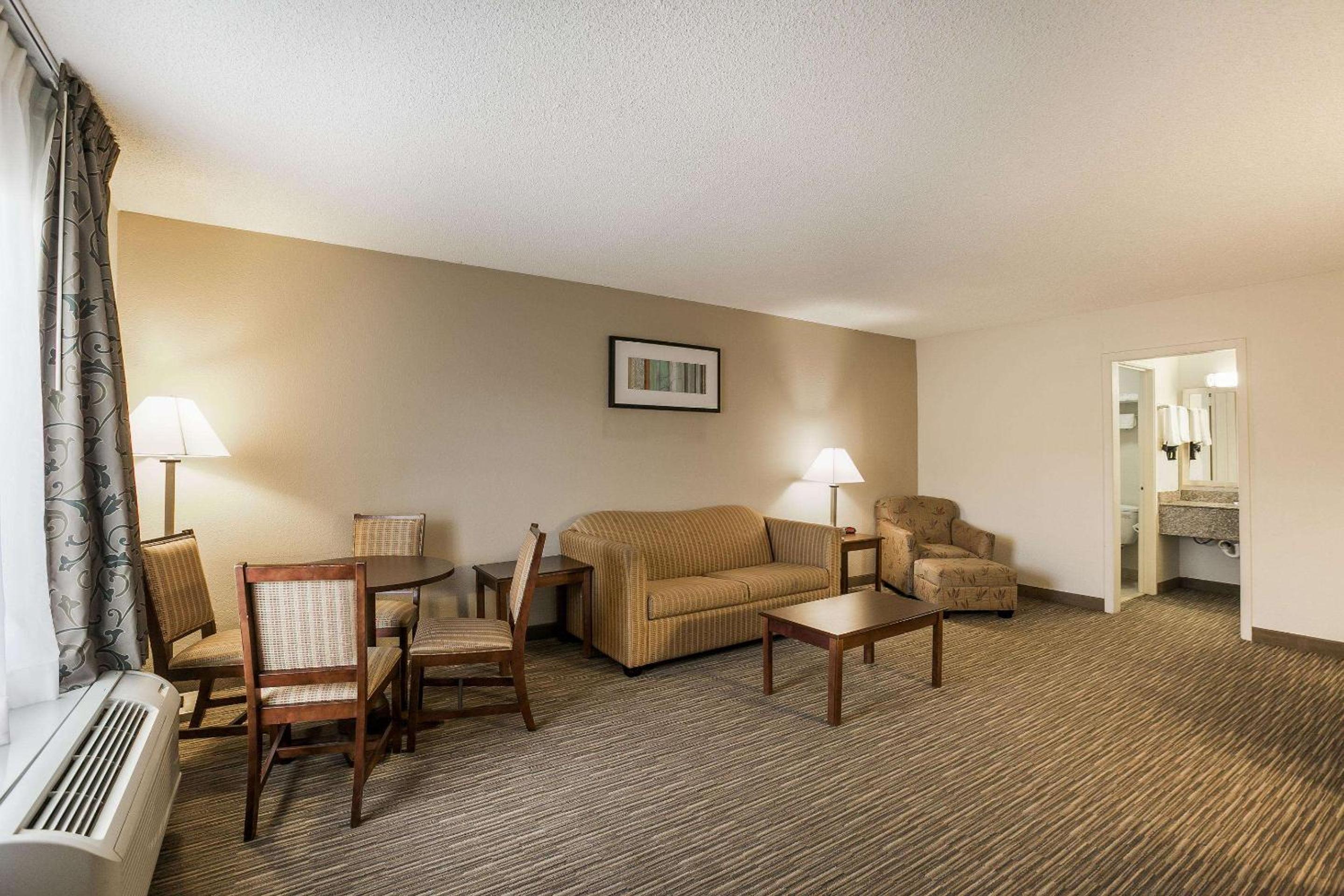 Eufaula Vacations - Quality Inn  Suites near Lake Eufaula - Property Image 11
