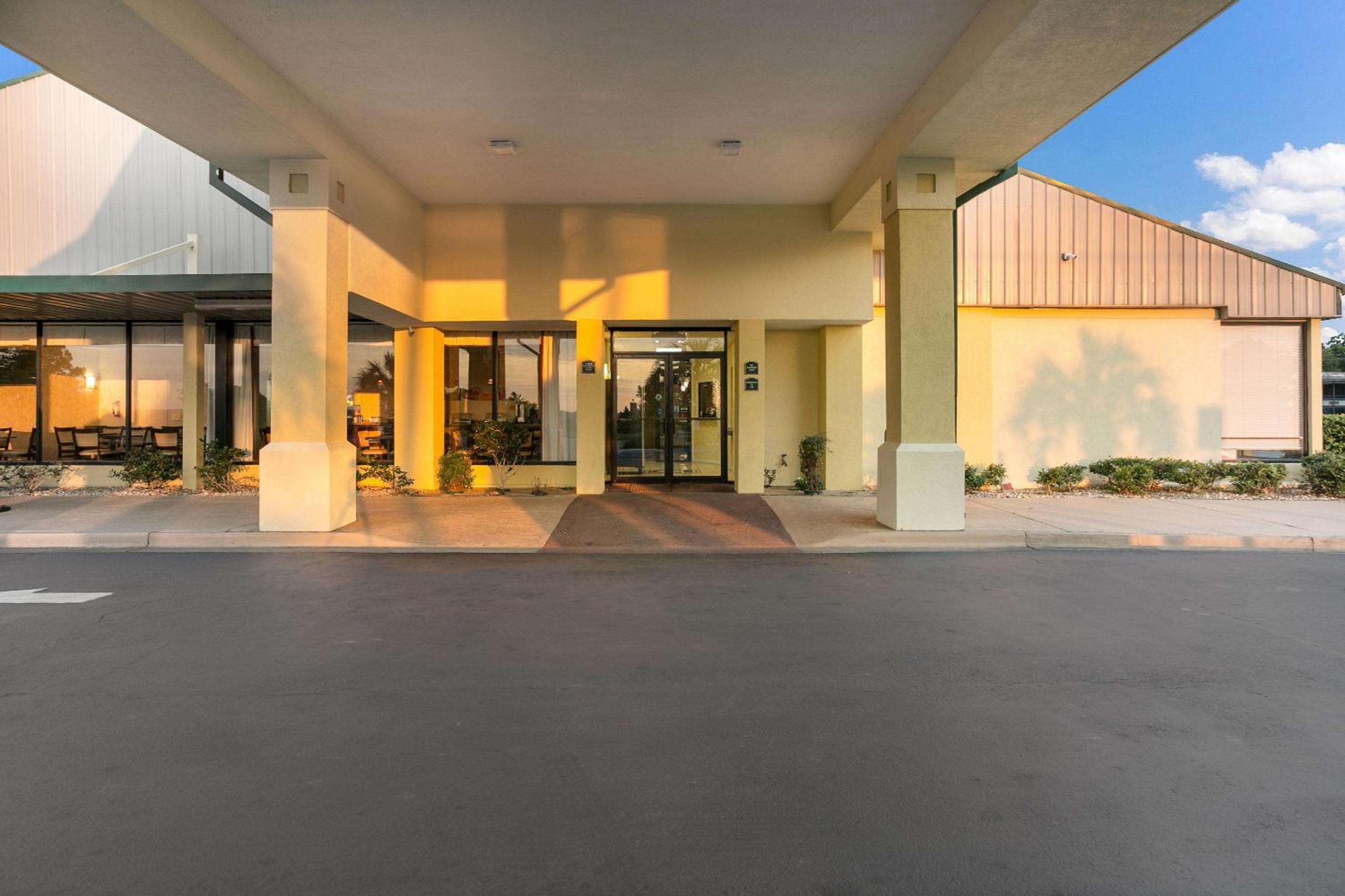 Eufaula Vacations - Quality Inn  Suites near Lake Eufaula - Property Image 2