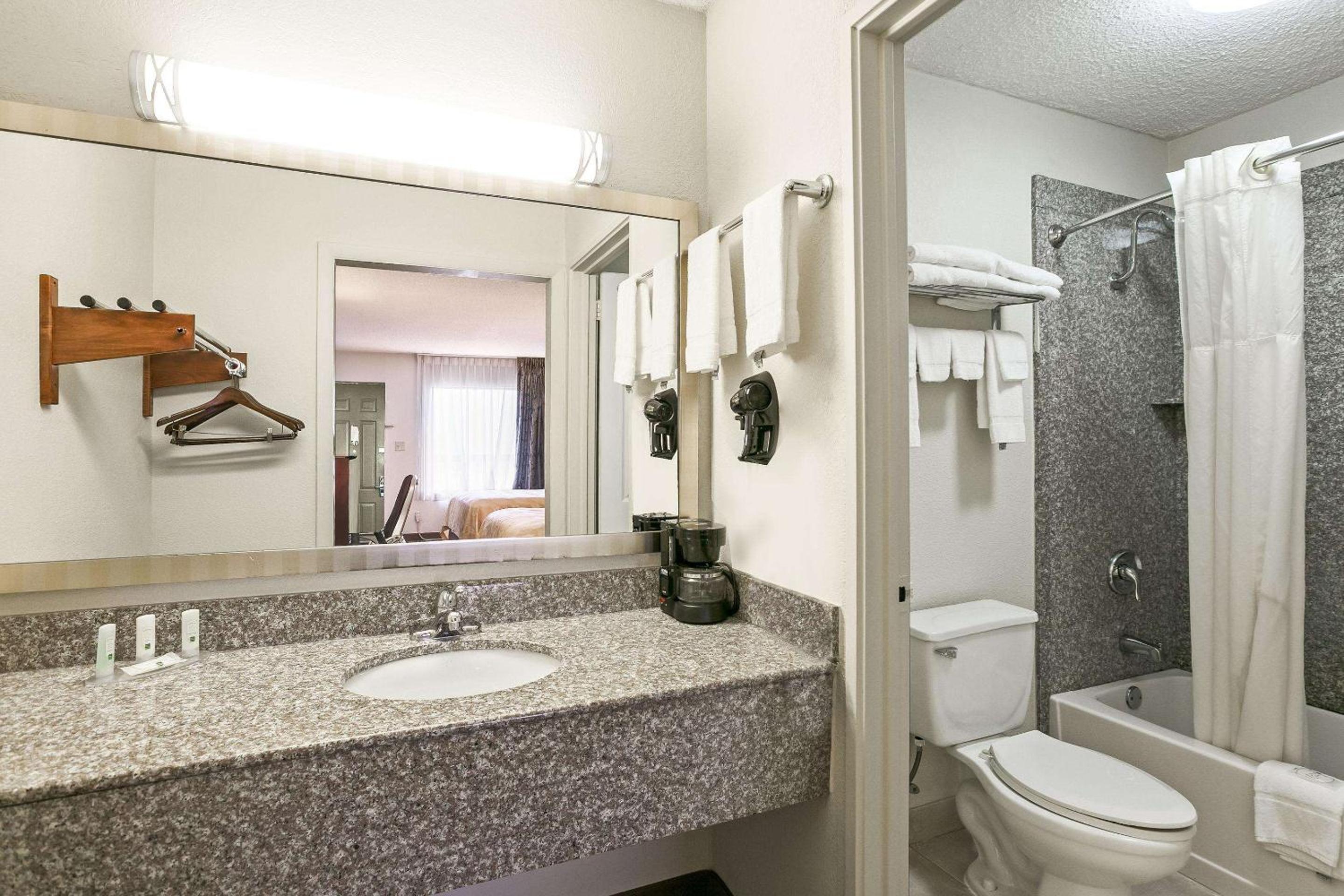Eufaula Vacations - Quality Inn  Suites near Lake Eufaula - Property Image 7