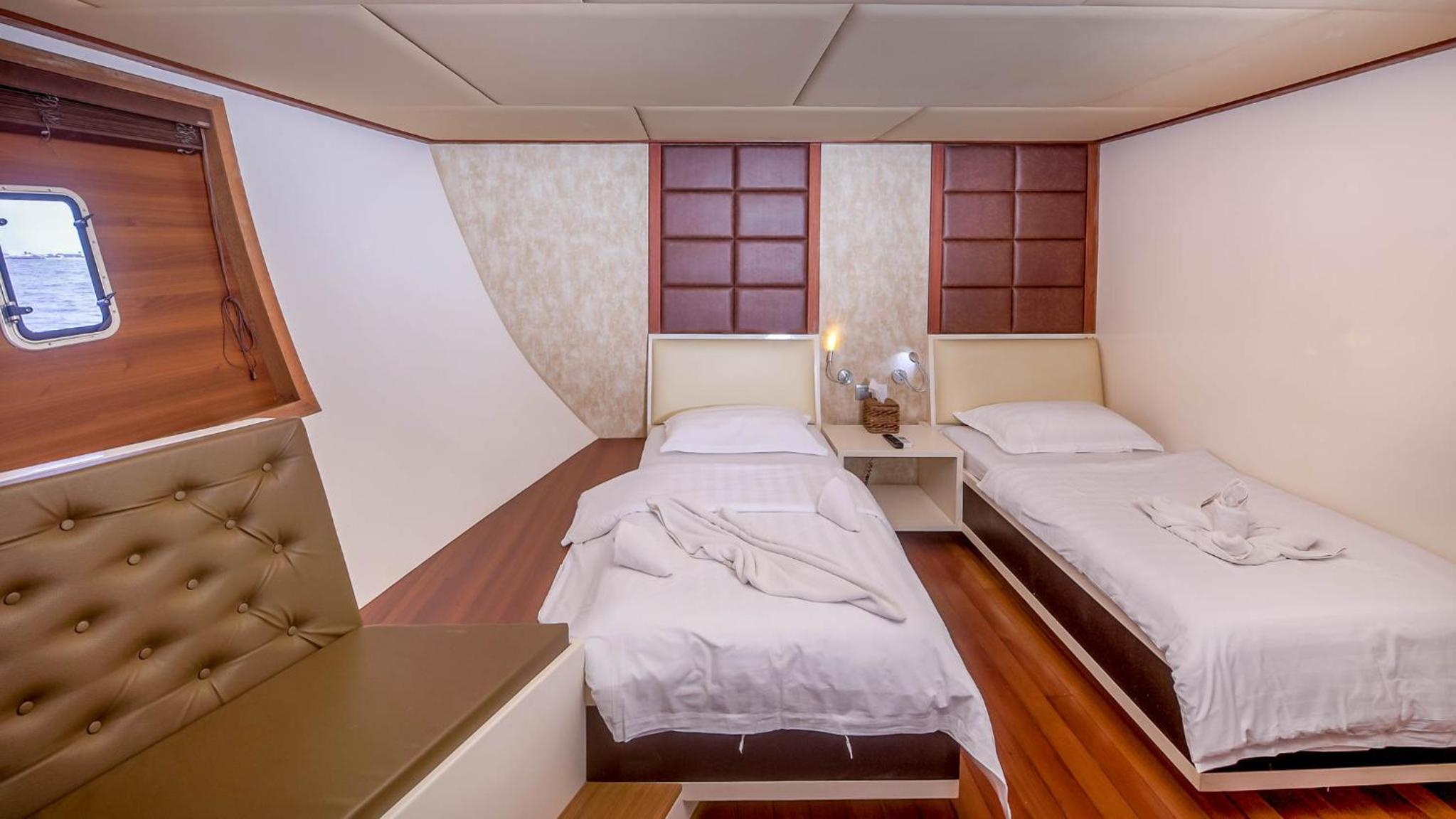 Liveaboard Adora
