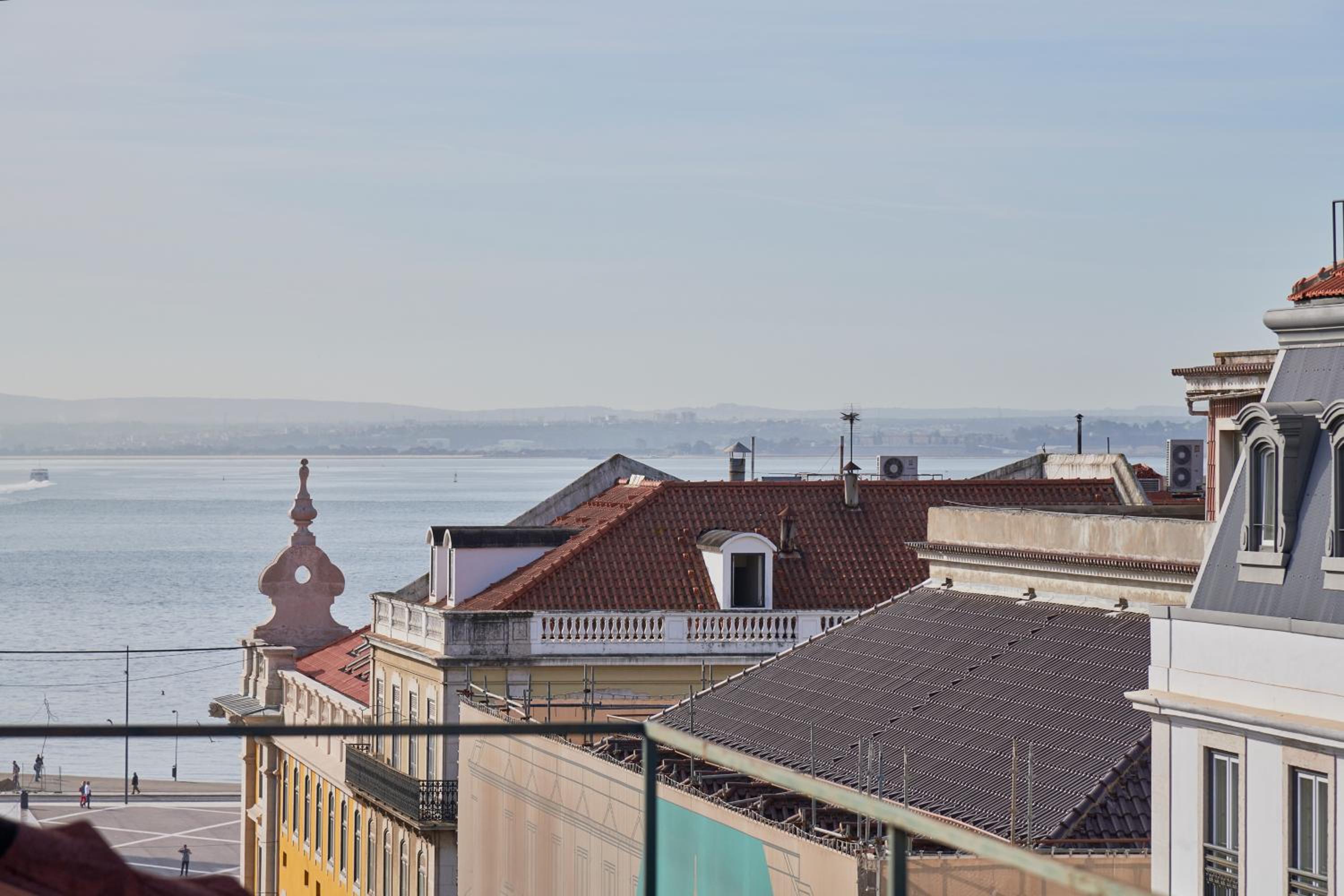 360º Rooftop Lisbon and River View