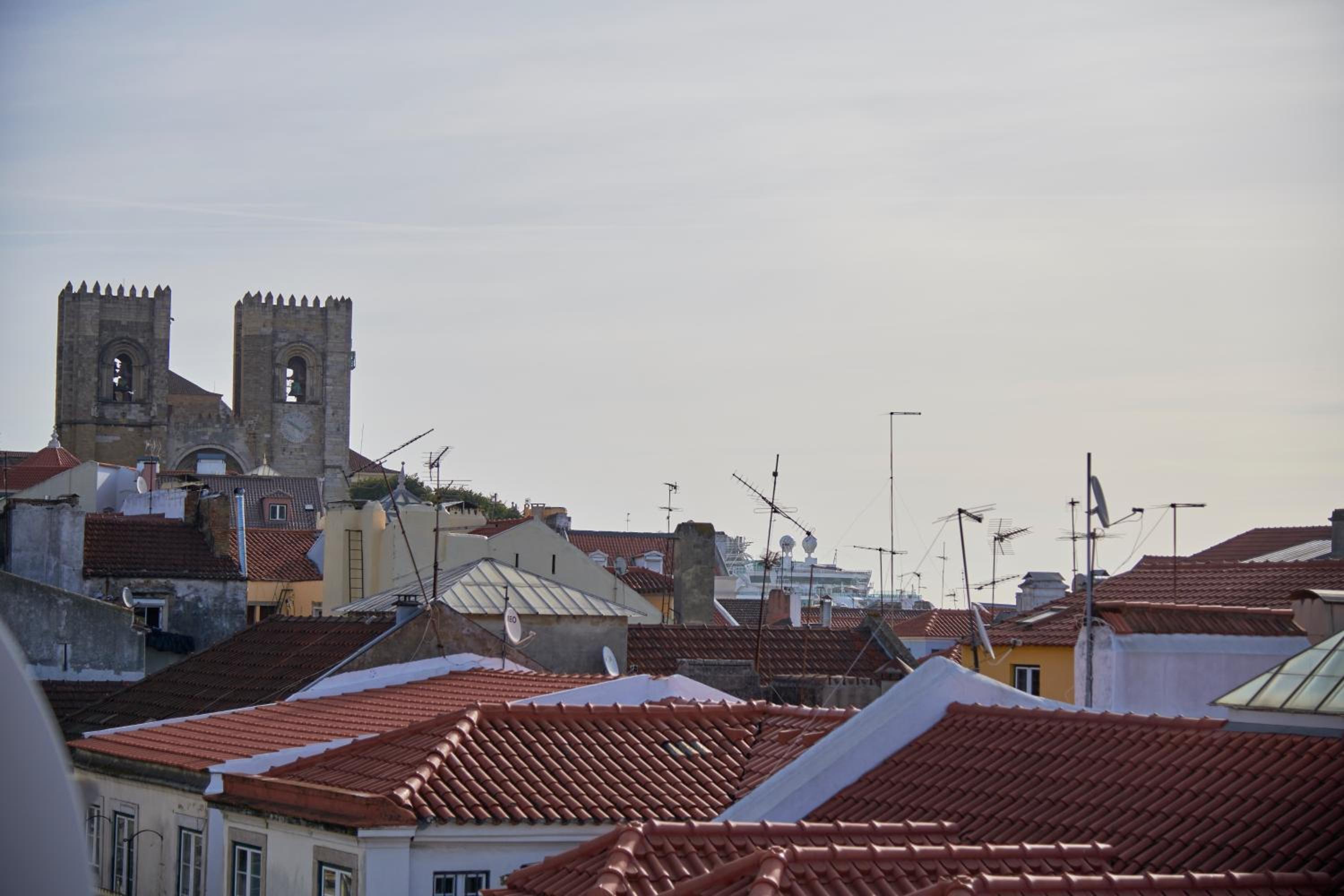 360º Rooftop Lisbon and River View