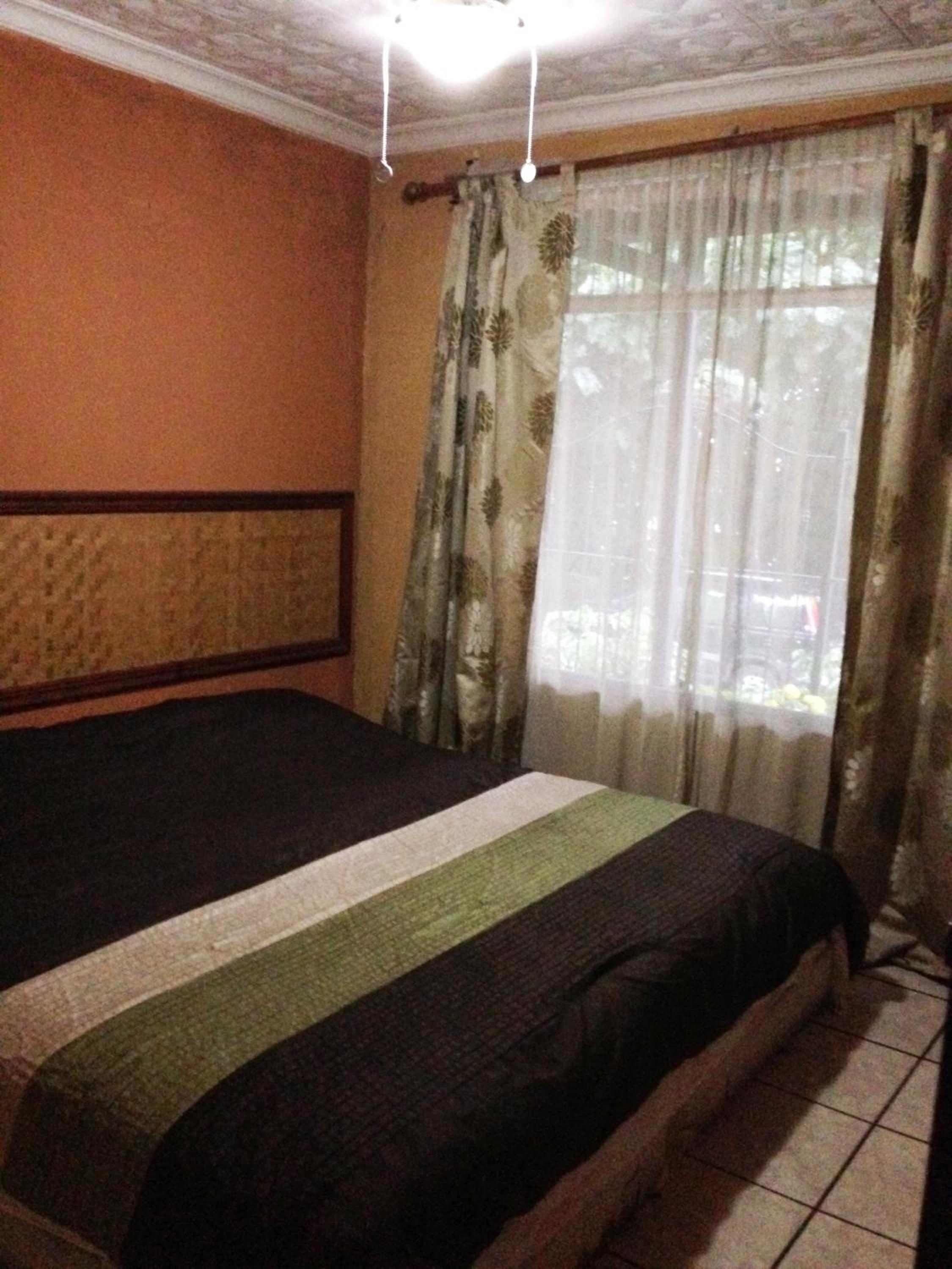 Melrost Airport Bed & Breakfast