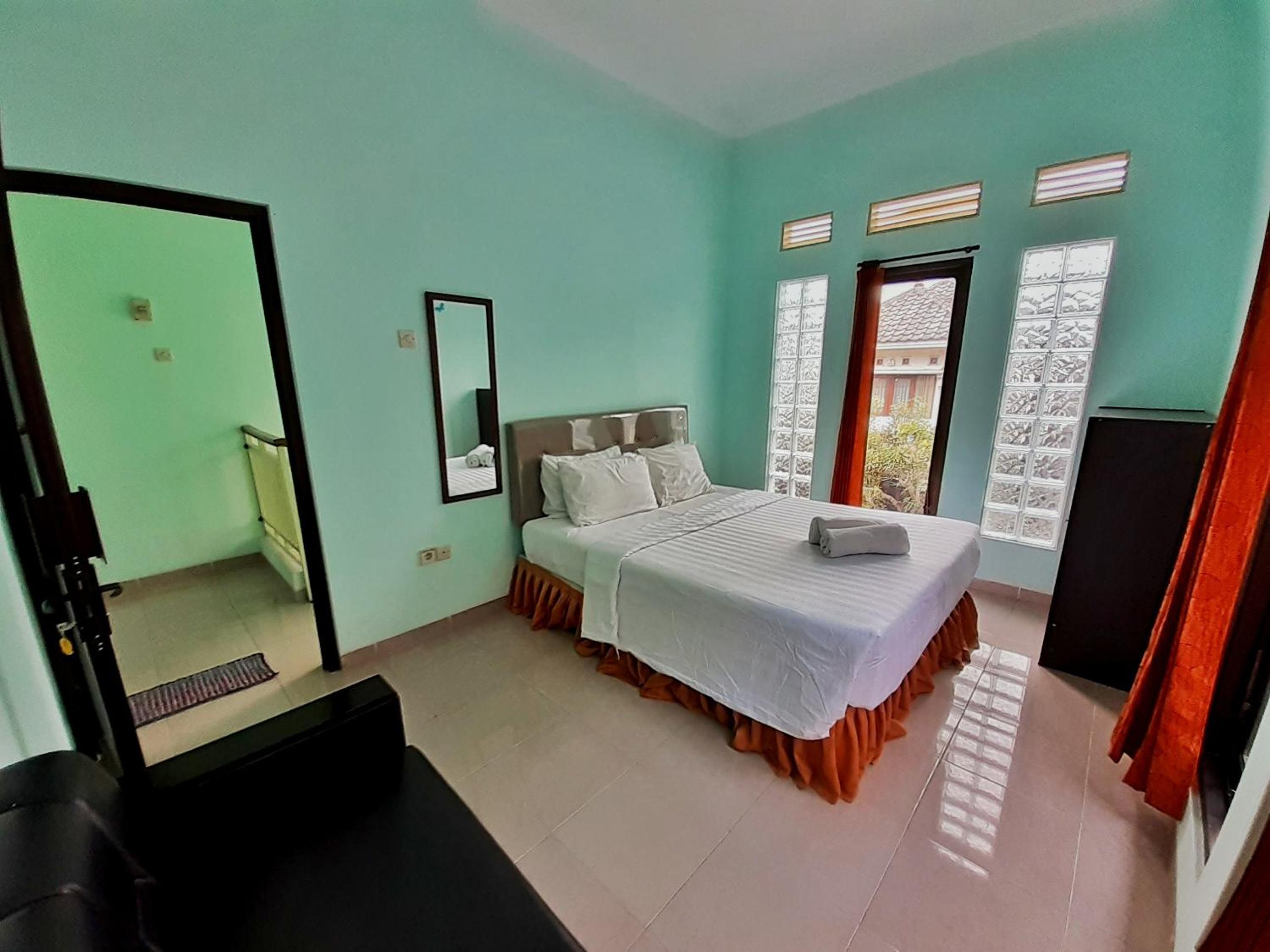Villa 3 Bedroom Edelweis No. 7 near Museum Angkut view 4