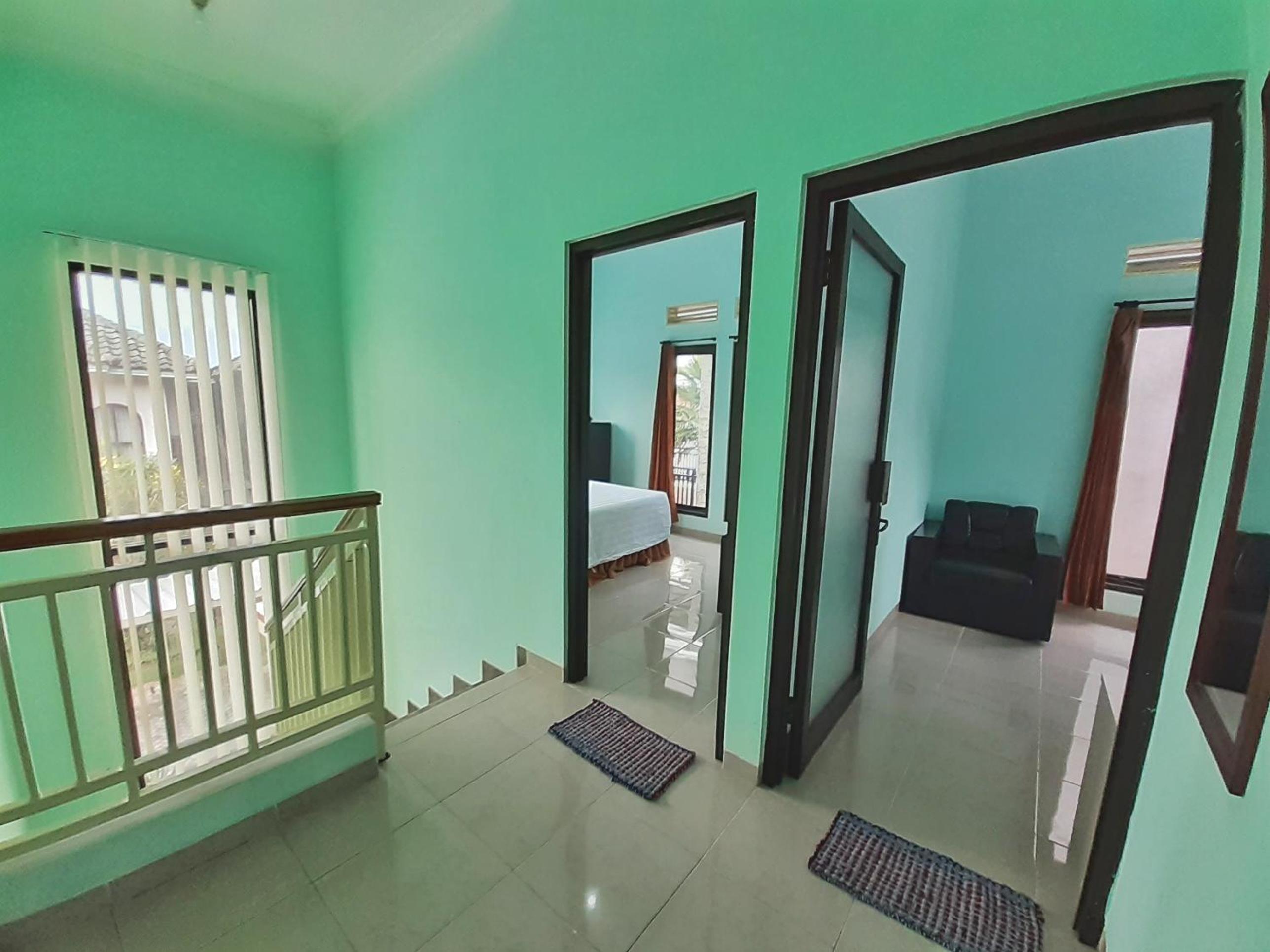 Villa 3 Bedroom Edelweis No. 7 near Museum Angkut view 5