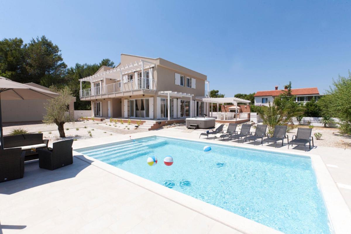 Villa BELLA - beautiful and modern house with pool, souna, jacuzzi & playground, Ližnjan - Istra view 3