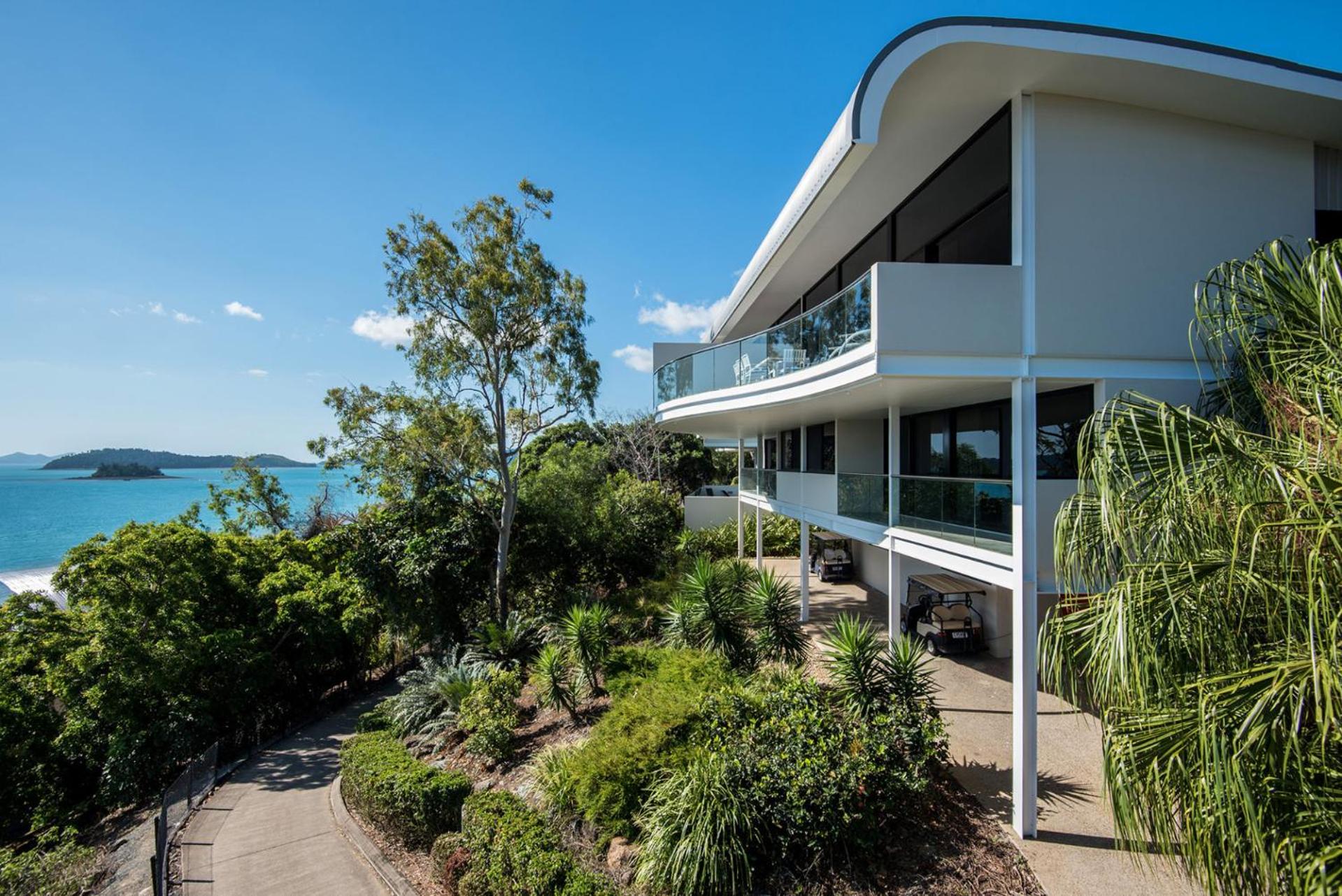 Waves 5 Luxury 3 Bedroom Breathtaking Ocean Views Central Location