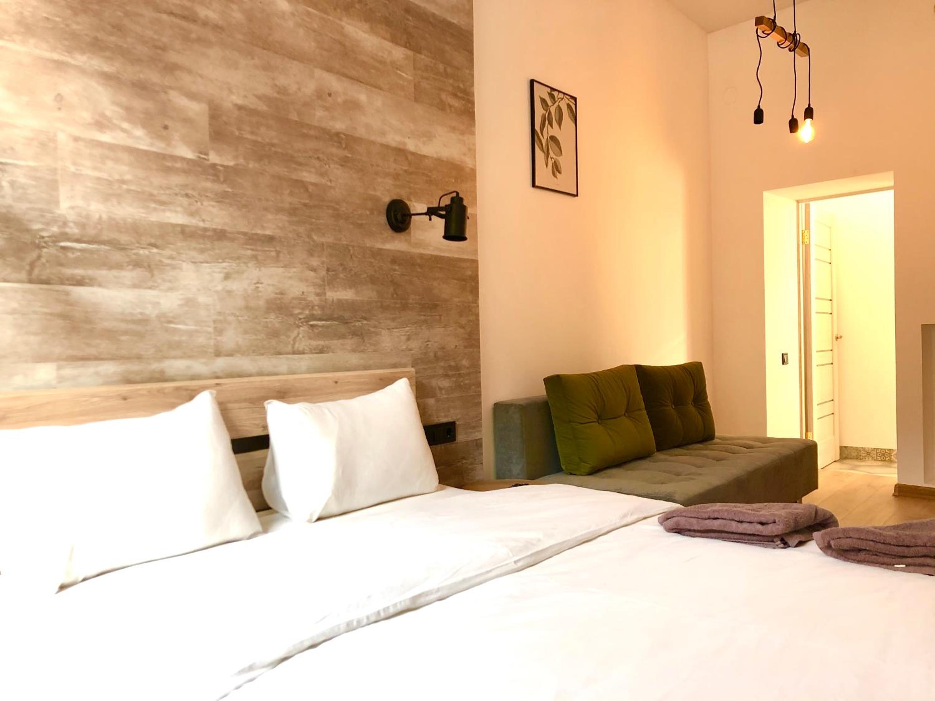 ROMANTIC Apartments-in center , 3 min to Rynok Square view 3