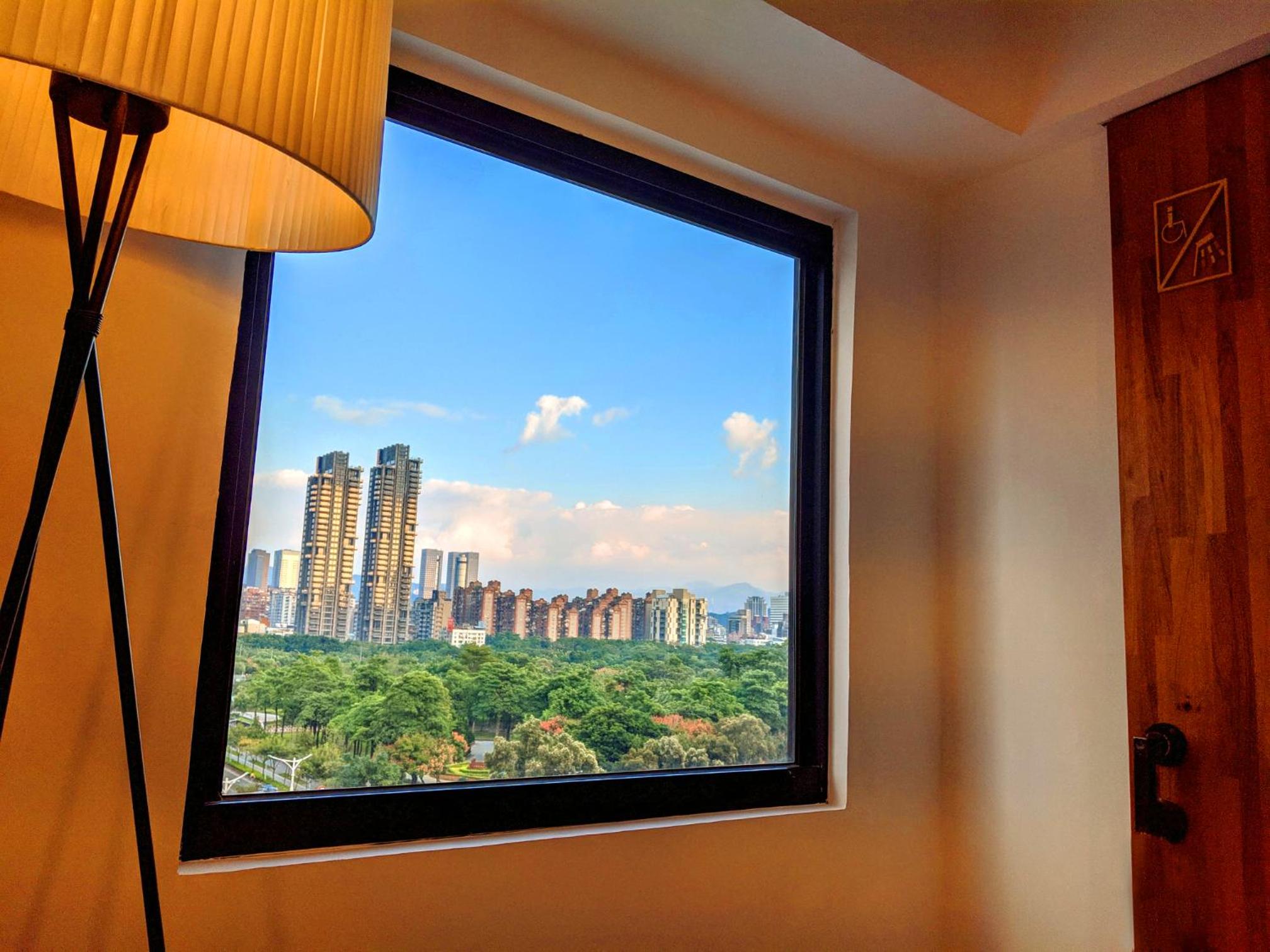 Daan Park Hotel - Image 1