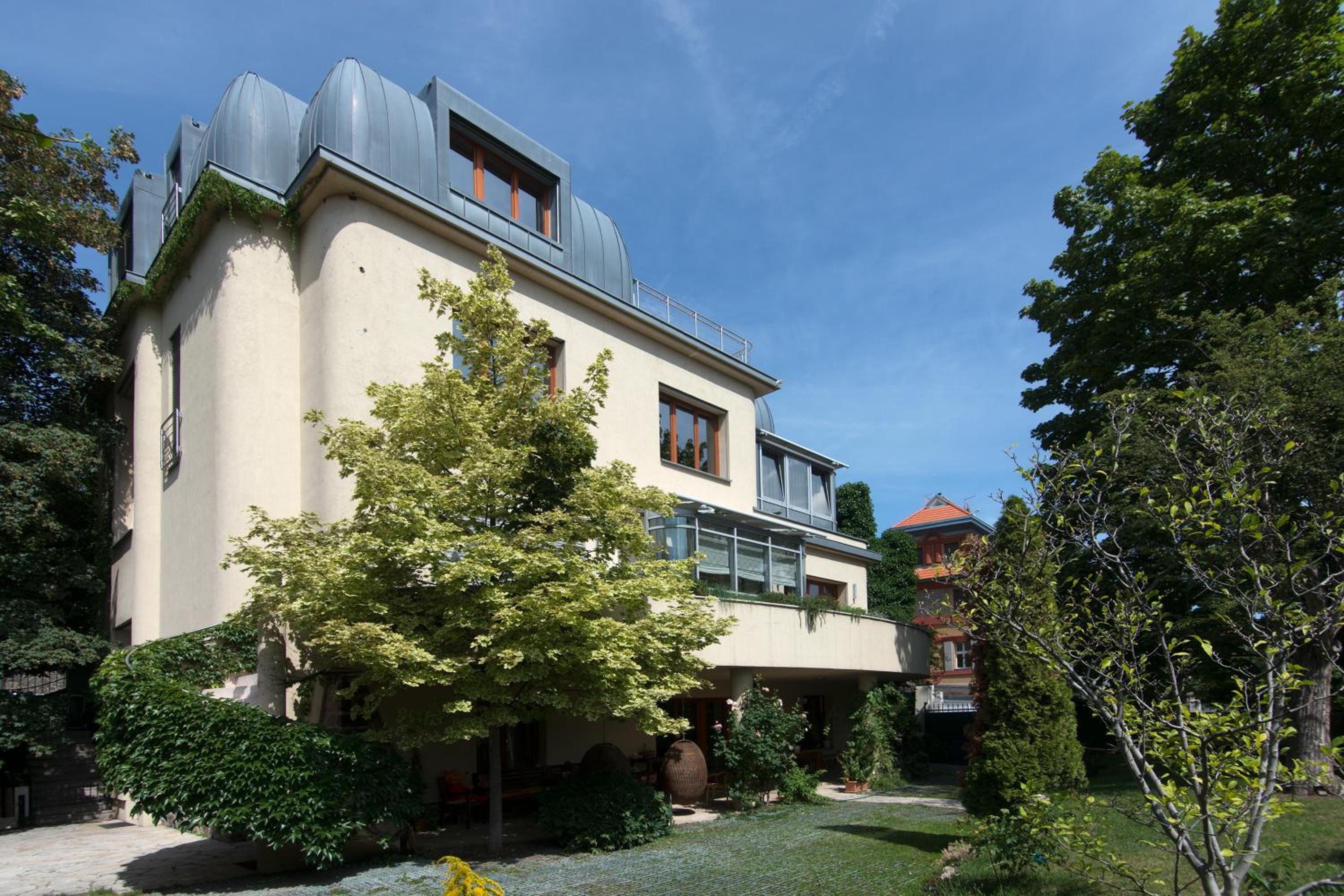 Huge luxury central Prague VILLA, 6 beds and baths, terraces, double garage