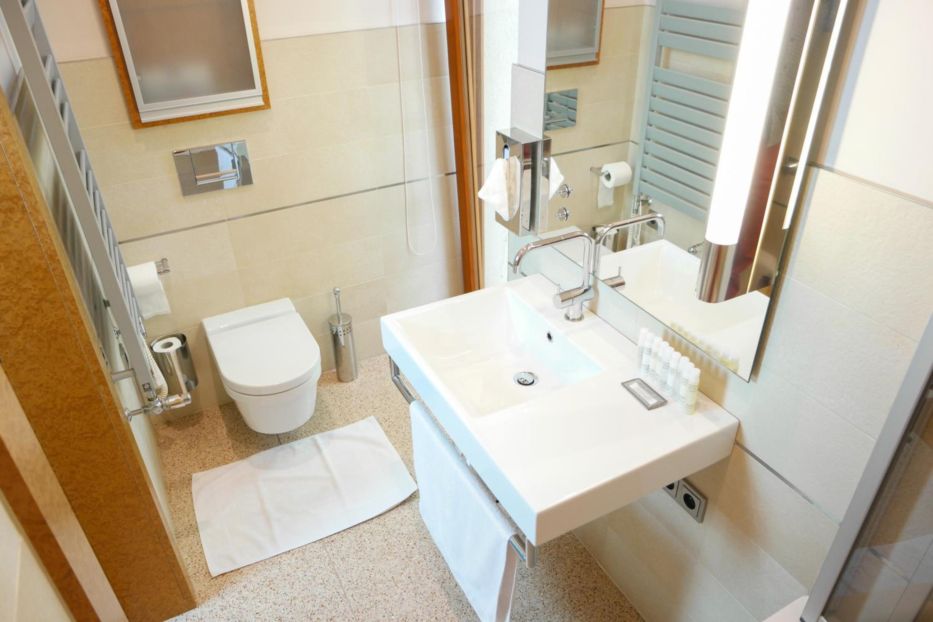 Huge luxury central Prague VILLA, 6 beds and baths, terraces, double garage