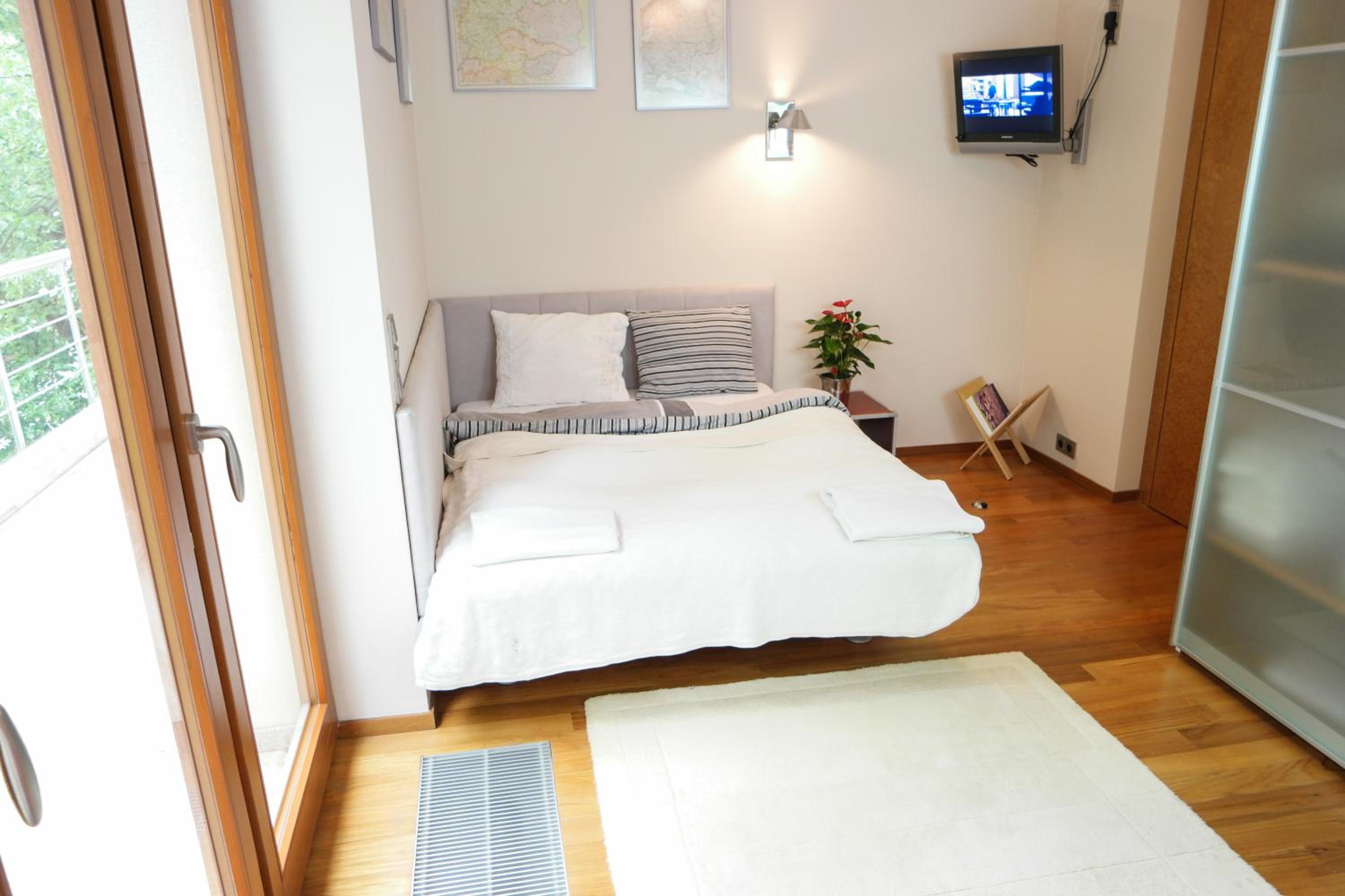 Huge luxury central Prague VILLA, 6 beds and baths, terraces, double garage