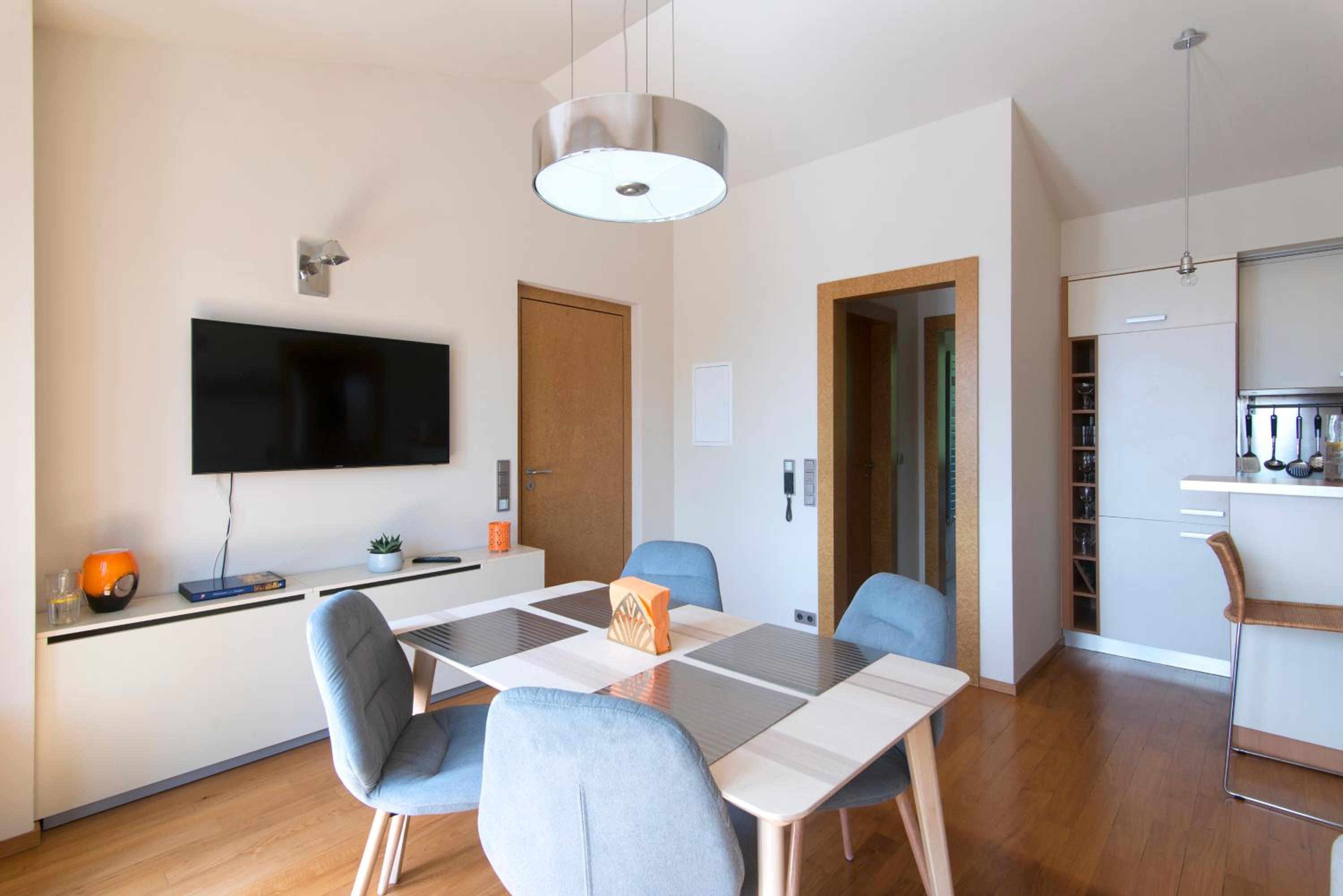 Huge luxury central Prague VILLA, 6 beds and baths, terraces, double garage