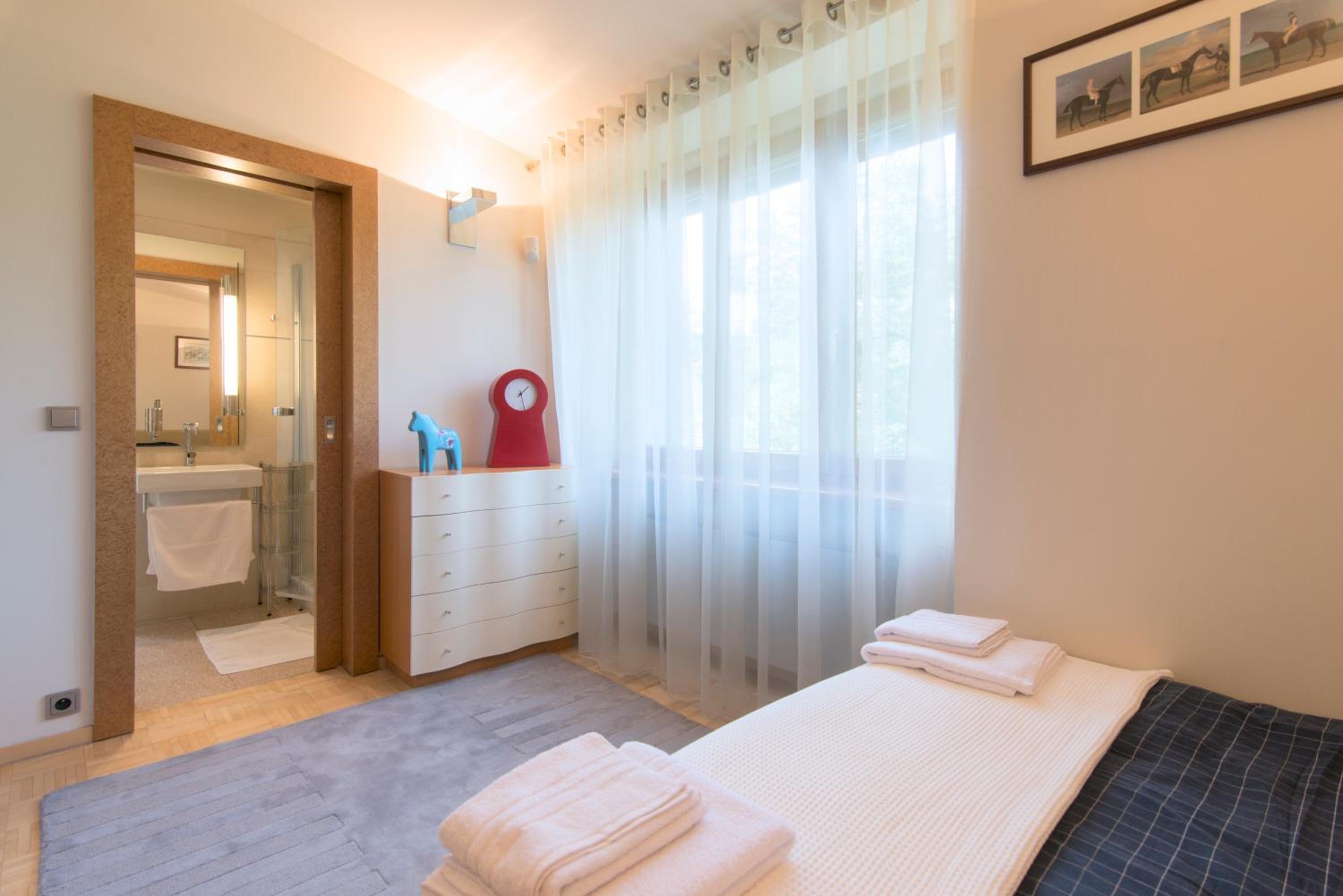 Huge luxury central Prague VILLA, 6 beds and baths, terraces, double garage