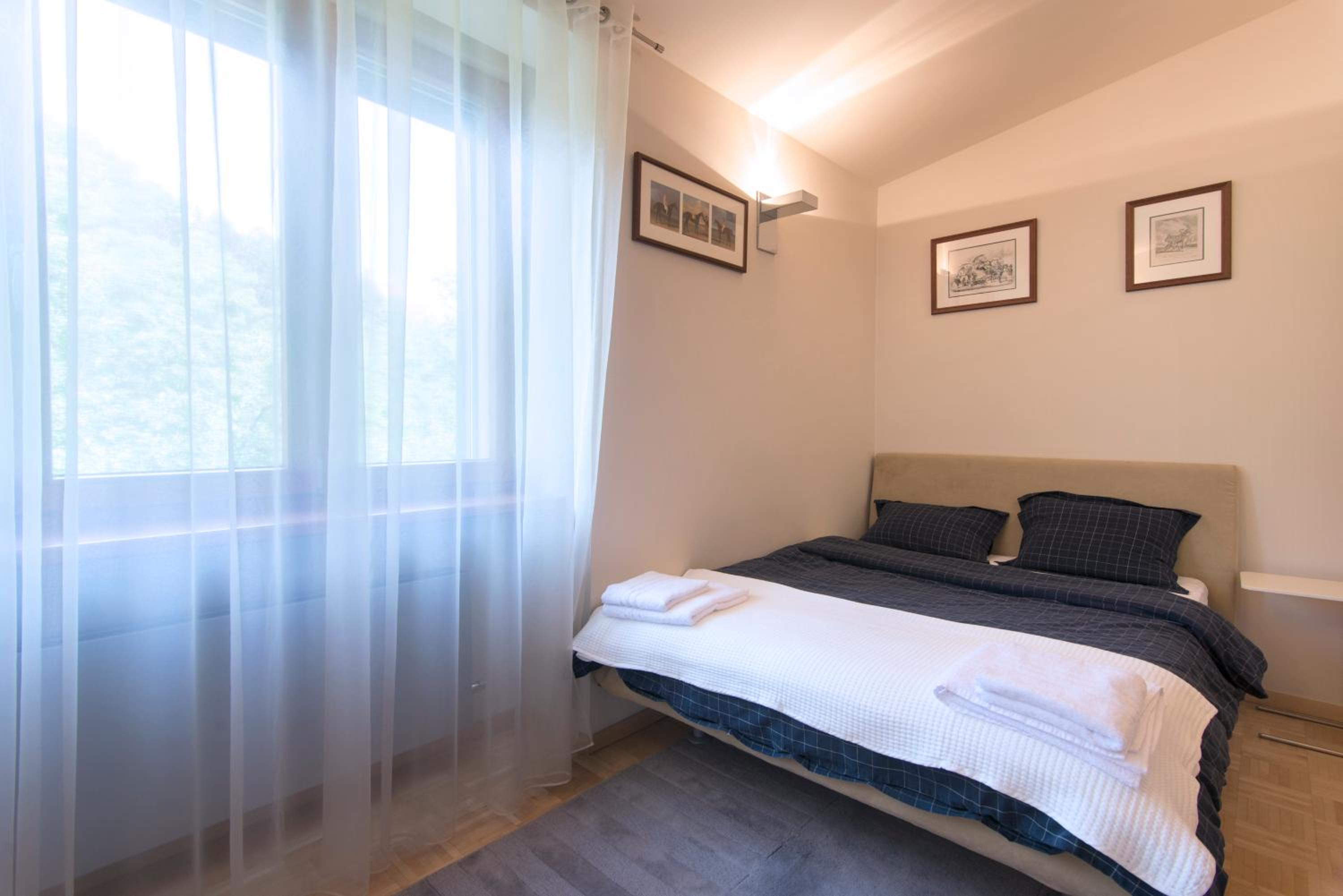 Huge luxury central Prague VILLA, 6 beds and baths, terraces, double garage