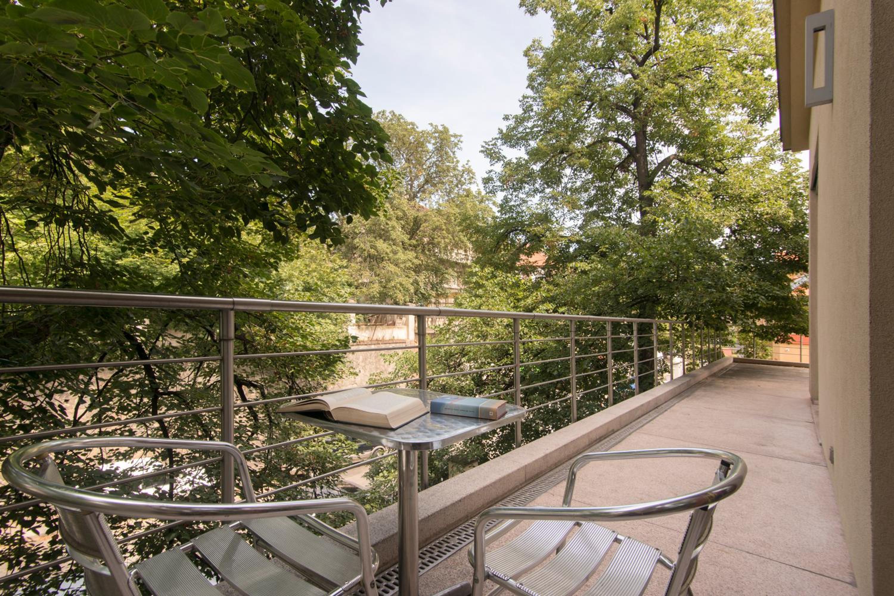 Huge luxury central Prague VILLA, 6 beds and baths, terraces, double garage